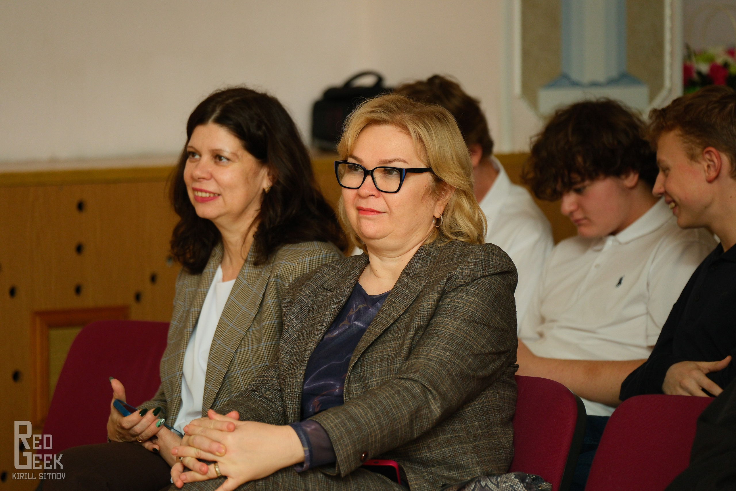 Зрители актового зала школы №1375 на премьере ремейка фильма «Вам и не снилось!».