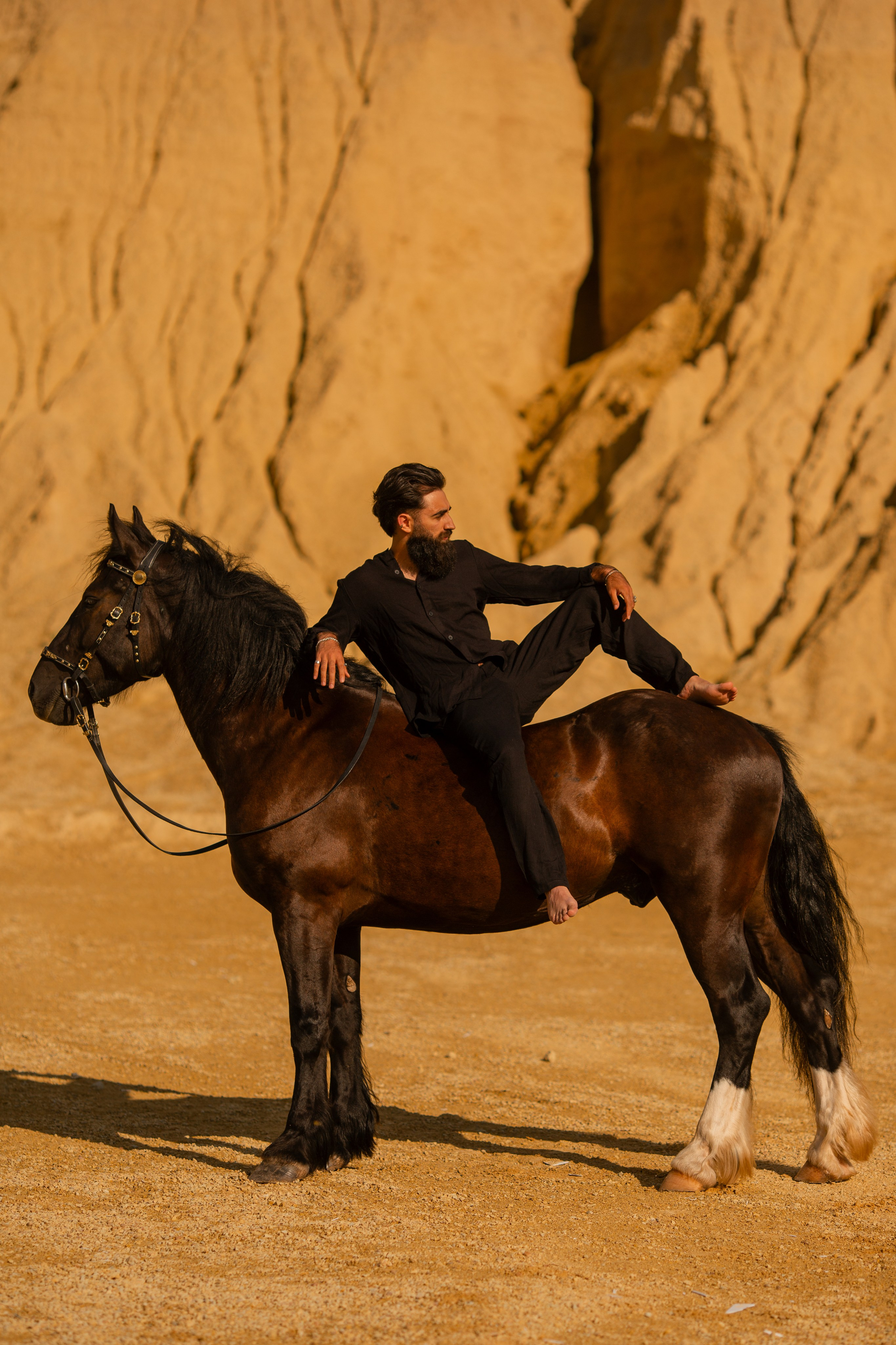 Мужская фотосессия с лошадью