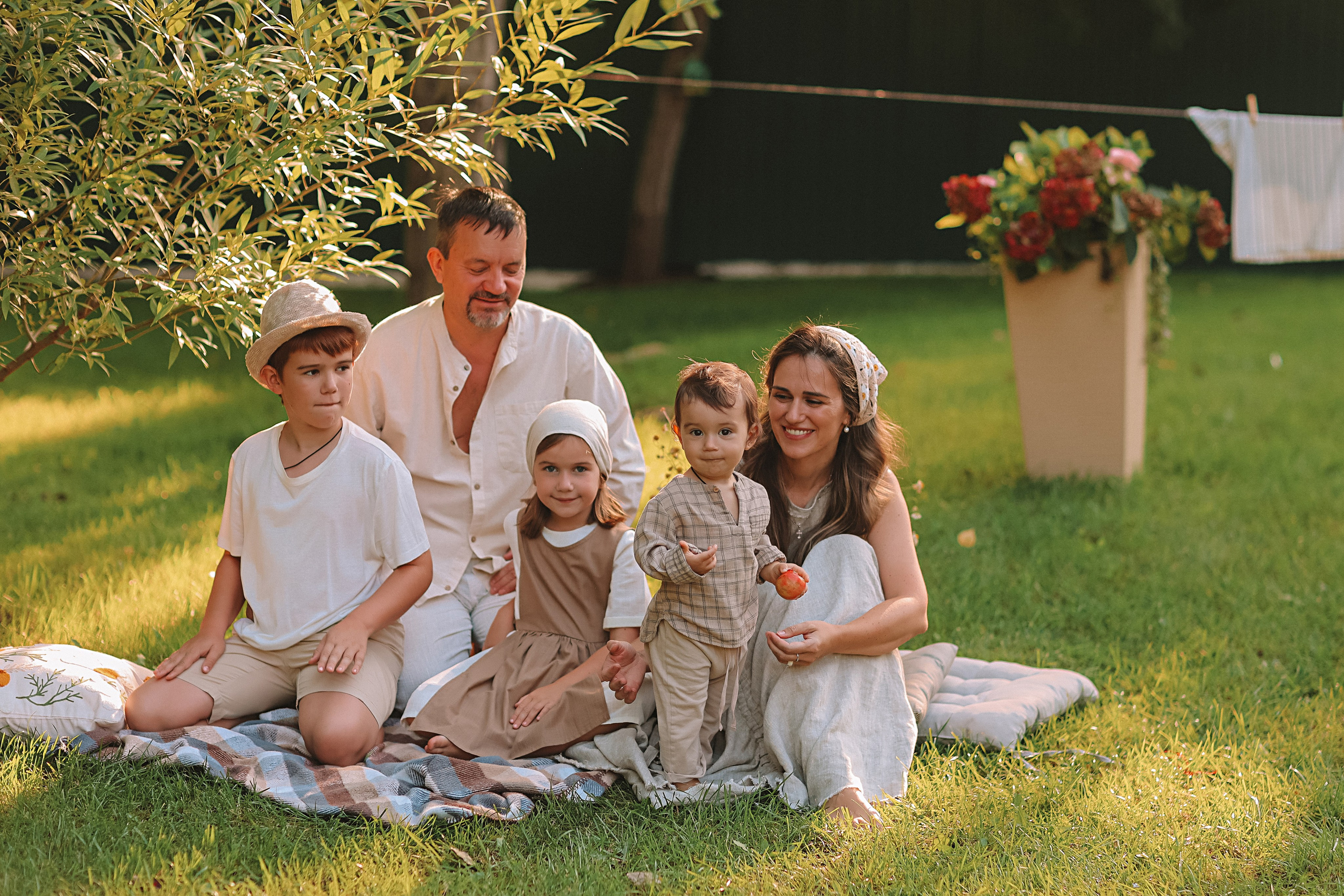Стирка у дома. Семейный фотограф Тюмень, фотограф на роды Салмина Мария