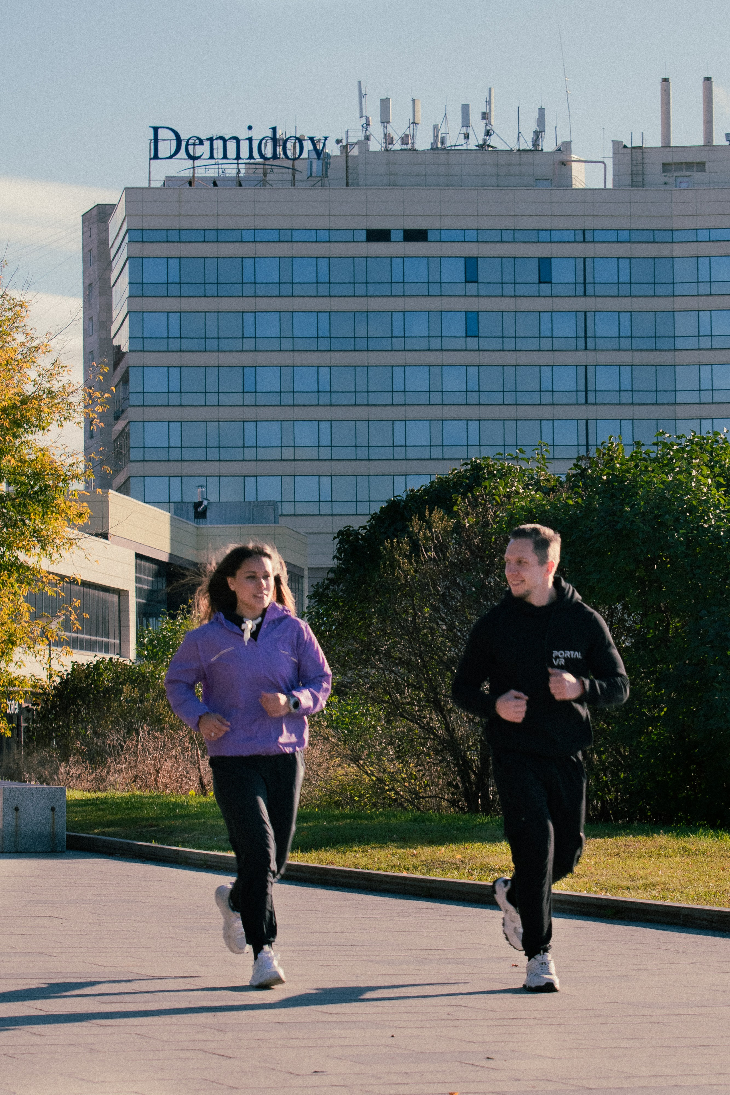 Парень и девушка на пробежке по набережной Нижнего Тагила