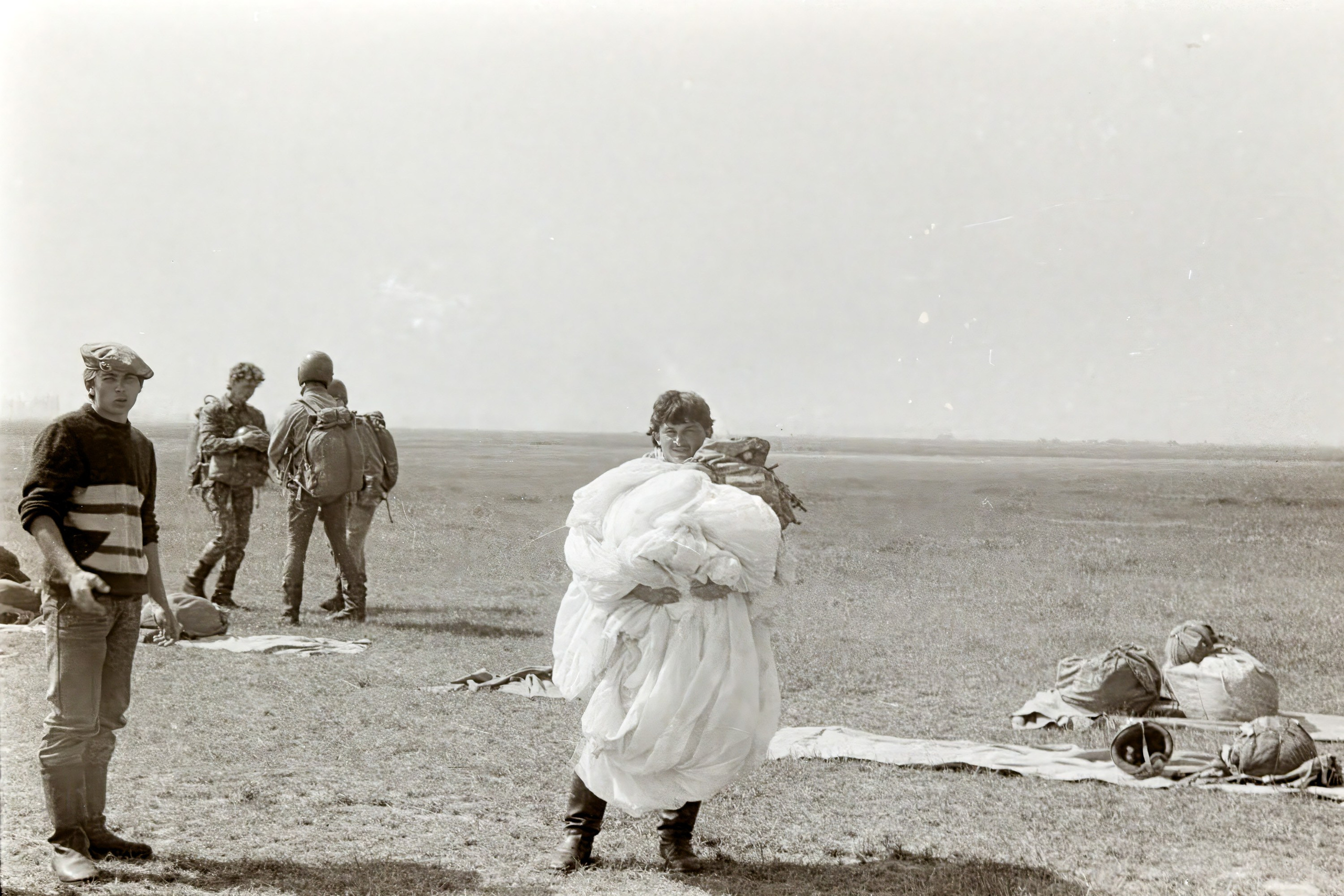 Парашютные сборы 1990 год съемка на ч/б пленку оцифровка 2024 год. Профессиональная фотосъемка. Ростов-на-Дону