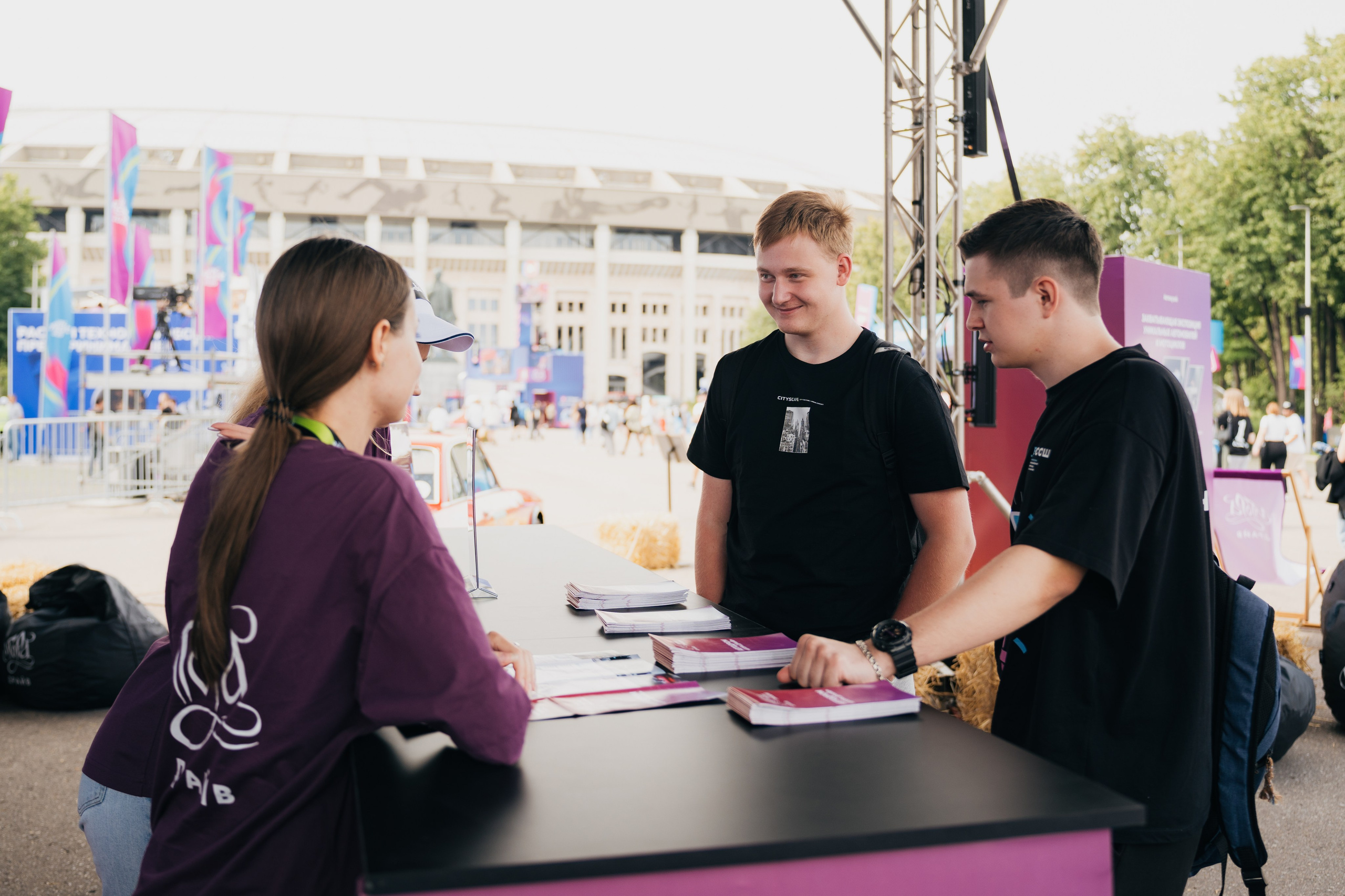 Стенд Igora Drive на фестивале VK Fest 2025. Ilya Foxy — автомобильный фотограф