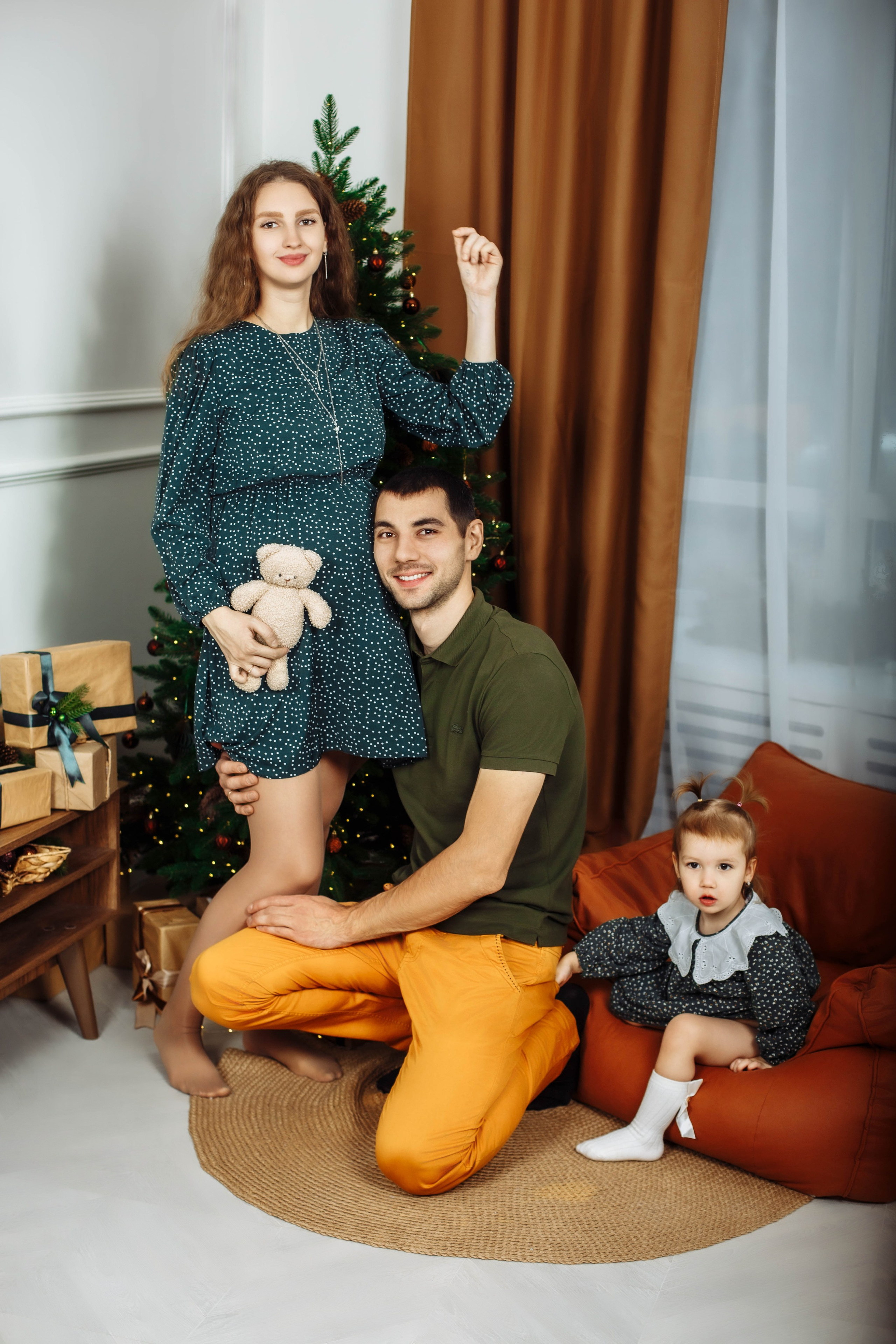 Семейная фотосессия в студии когда за окном снег или дождь а фото очень хочется) фотограф Павел Коротков