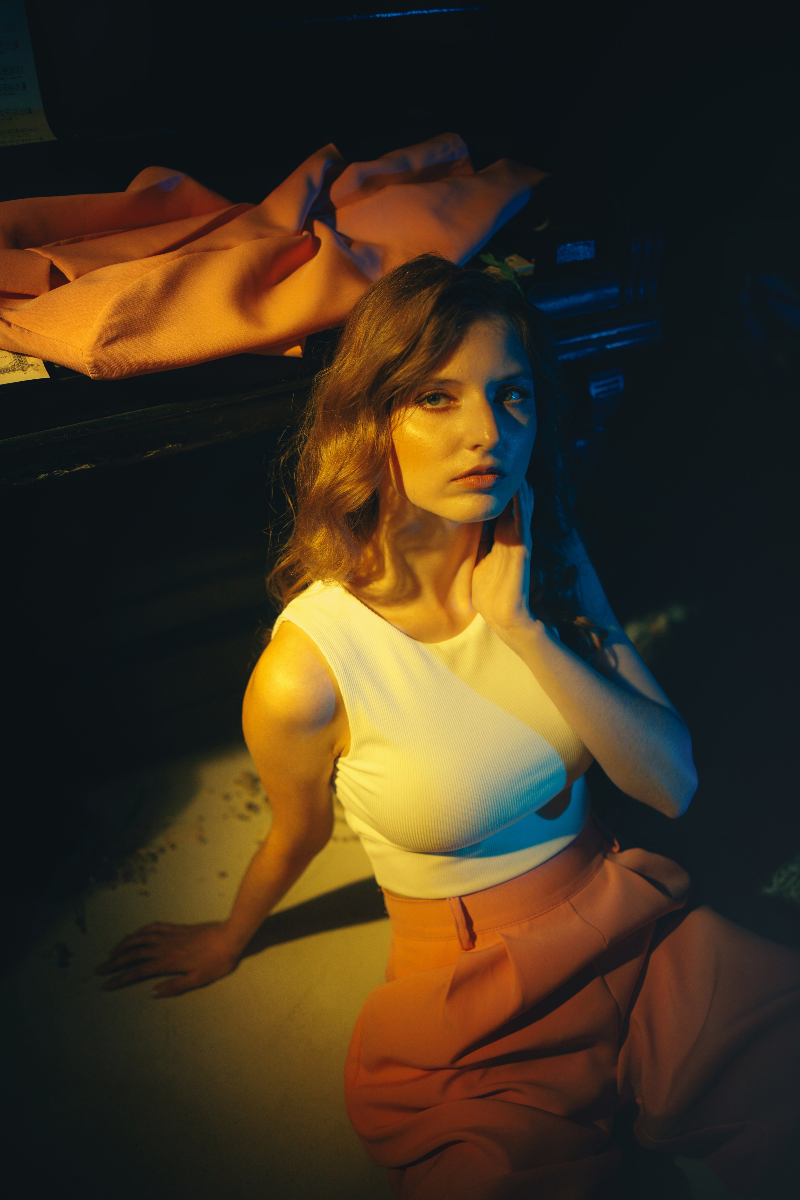 Фотосессия девушки в цветном свете. Выпускные альбомы в Серпухове