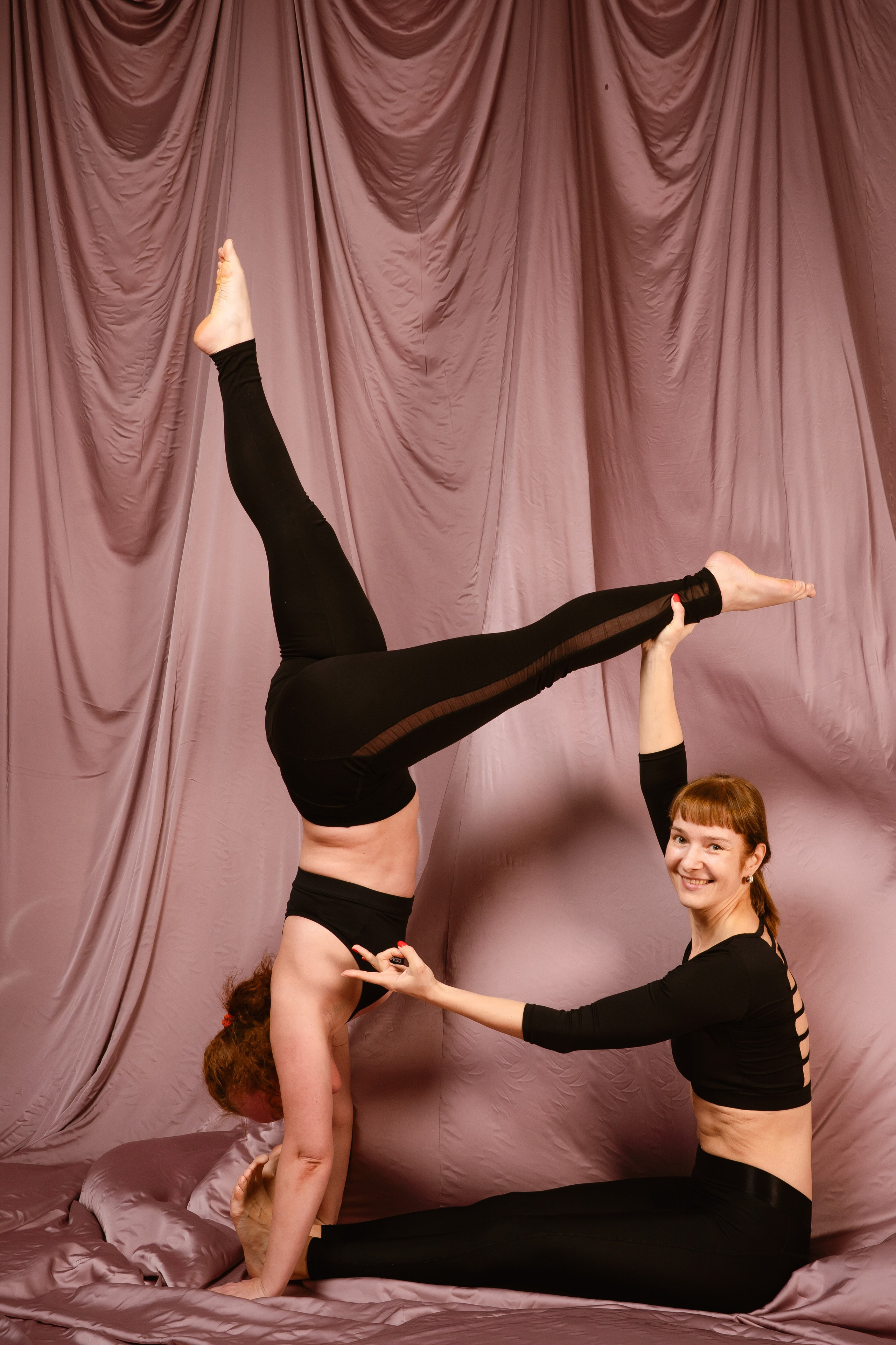 Фотосессия Акройогов с развевающейся тканью. Фотограф в Томске Григорий Шаповалов