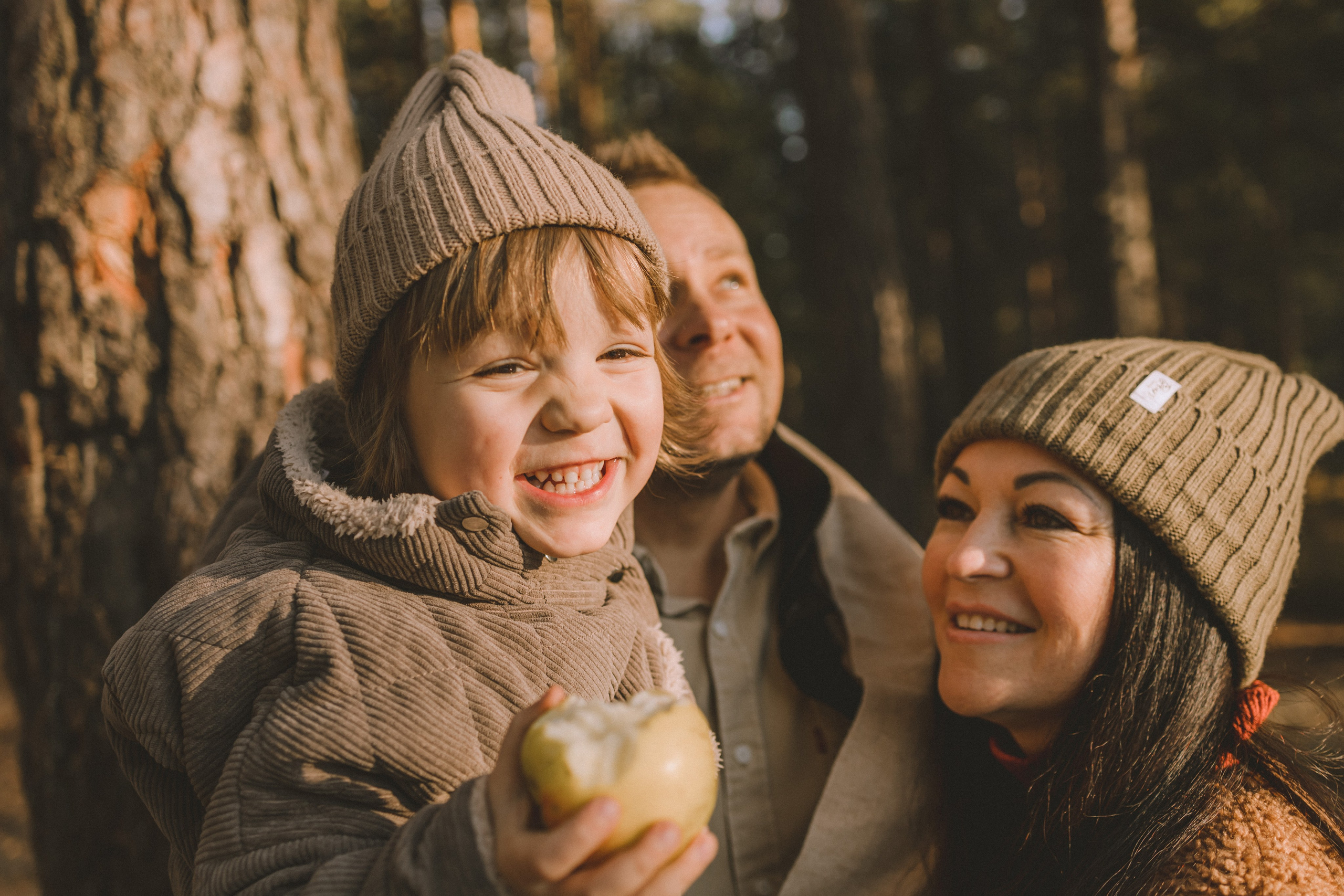 семейная фотосессия в осеннем лесу с ребенком в стиле lifestyle