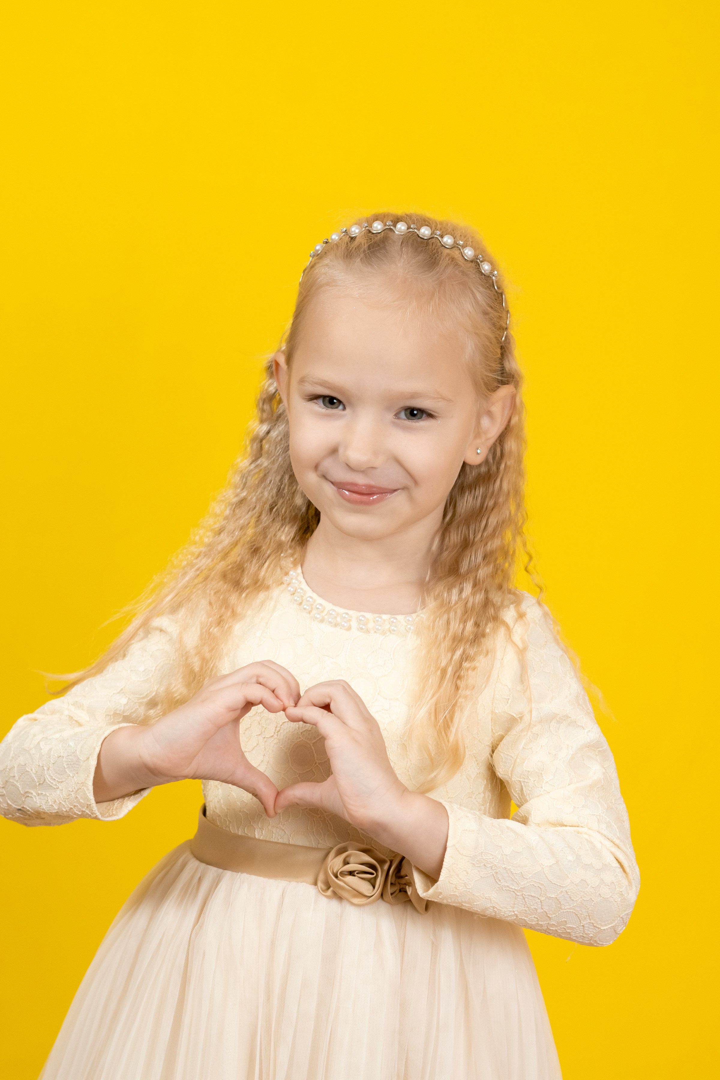 Портреты на желтом фонее. Ольга Плаксина фотограф в Саратове