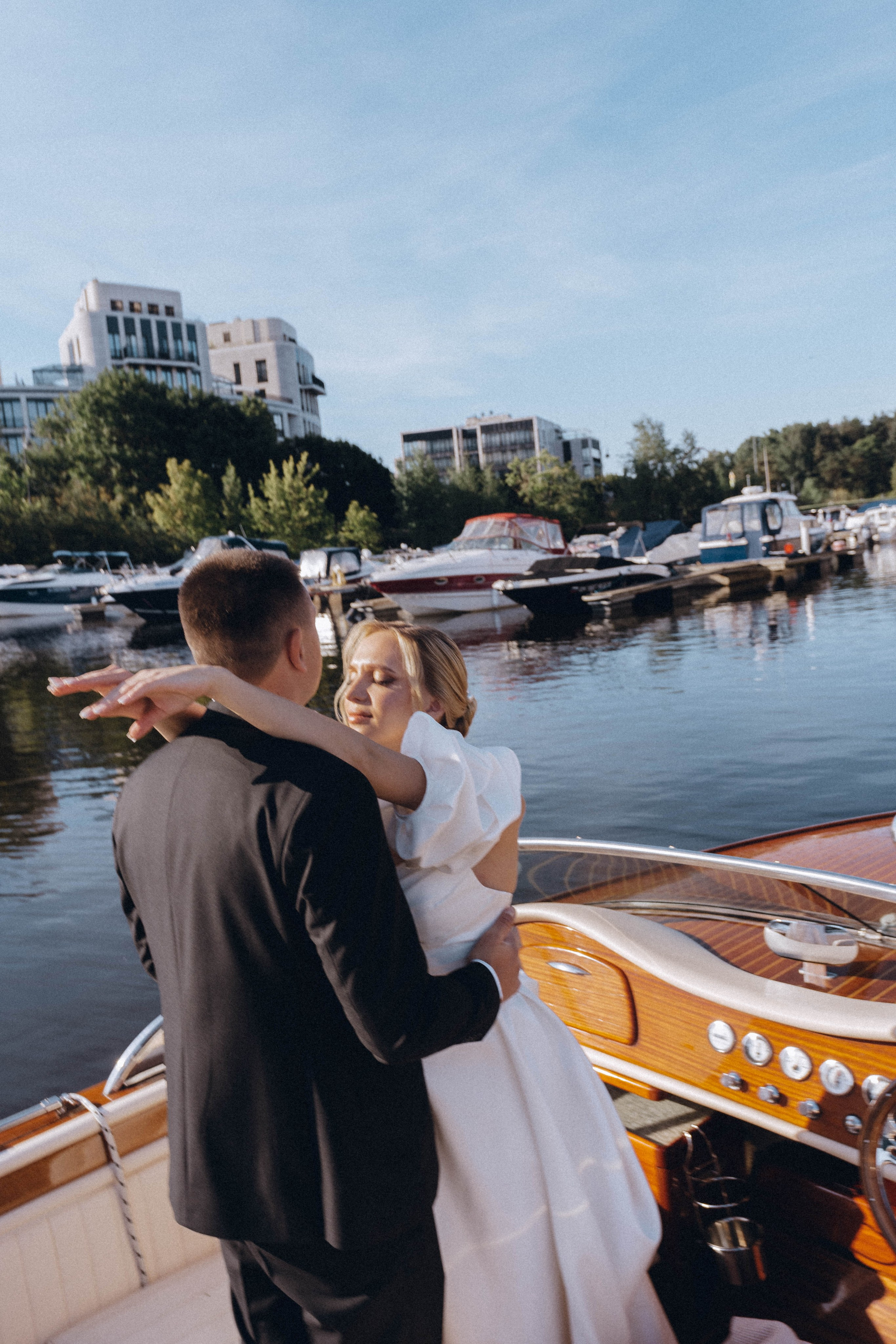 СВАДЕНБНАЯ СЬЕМКА НА КАТЕРЕ ПО КАНАЛАМ САНКТ-ПЕТЕРБУРГА И В АКВАТОРИИ НЕВЫ. Профессиональный фотограф, Санкт-Петербург — Виктория Богомолова