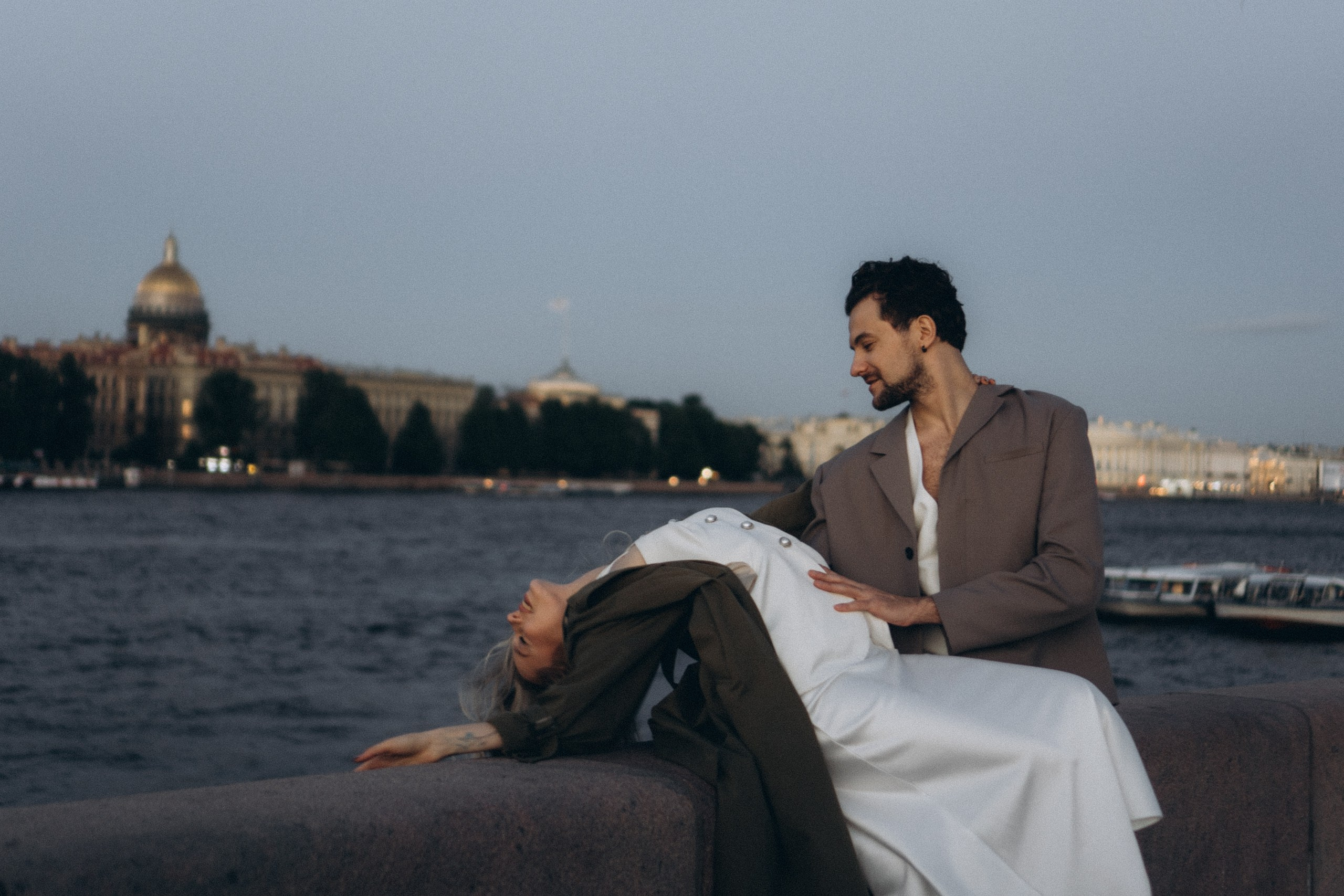 СВАДЕБНАЯ СЬЕМКА ПАРЫ НА РАССВЕТЕ В БЕЛЫЕ НОЧИ И ПРОГУЛКА С РАЗВОДНЫМИ МОСТАМИ И ПИКНИК ВОЗЛЕ ИСАКИЕВСКОГО СОБОРА. Профессиональный фотограф, Санкт-Петербург — Виктория Богомолова