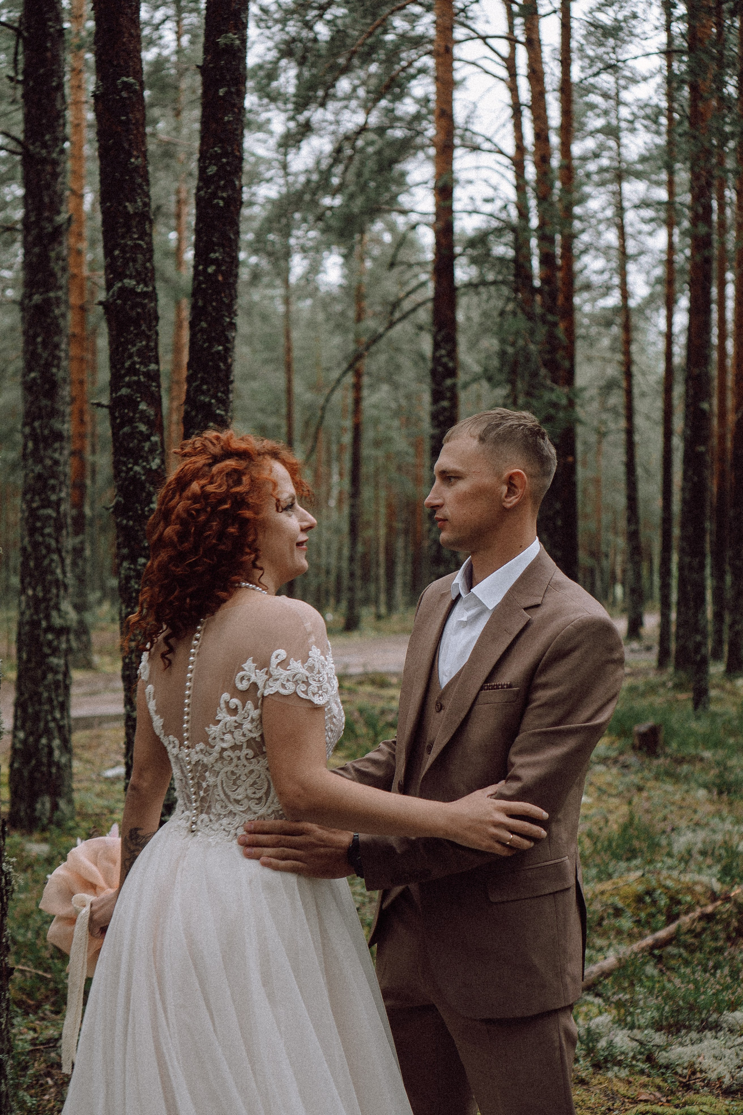 СВАДЕБНАЯ ФОТОСЕССИИЯ ПАРЫ В ГОРОДЕ ПРИОЗЕРСК В СОСНОВОМ ЛЕСУ И С ПИКАПОМ. Профессиональный фотограф, Санкт-Петербург — Виктория Богомолова
