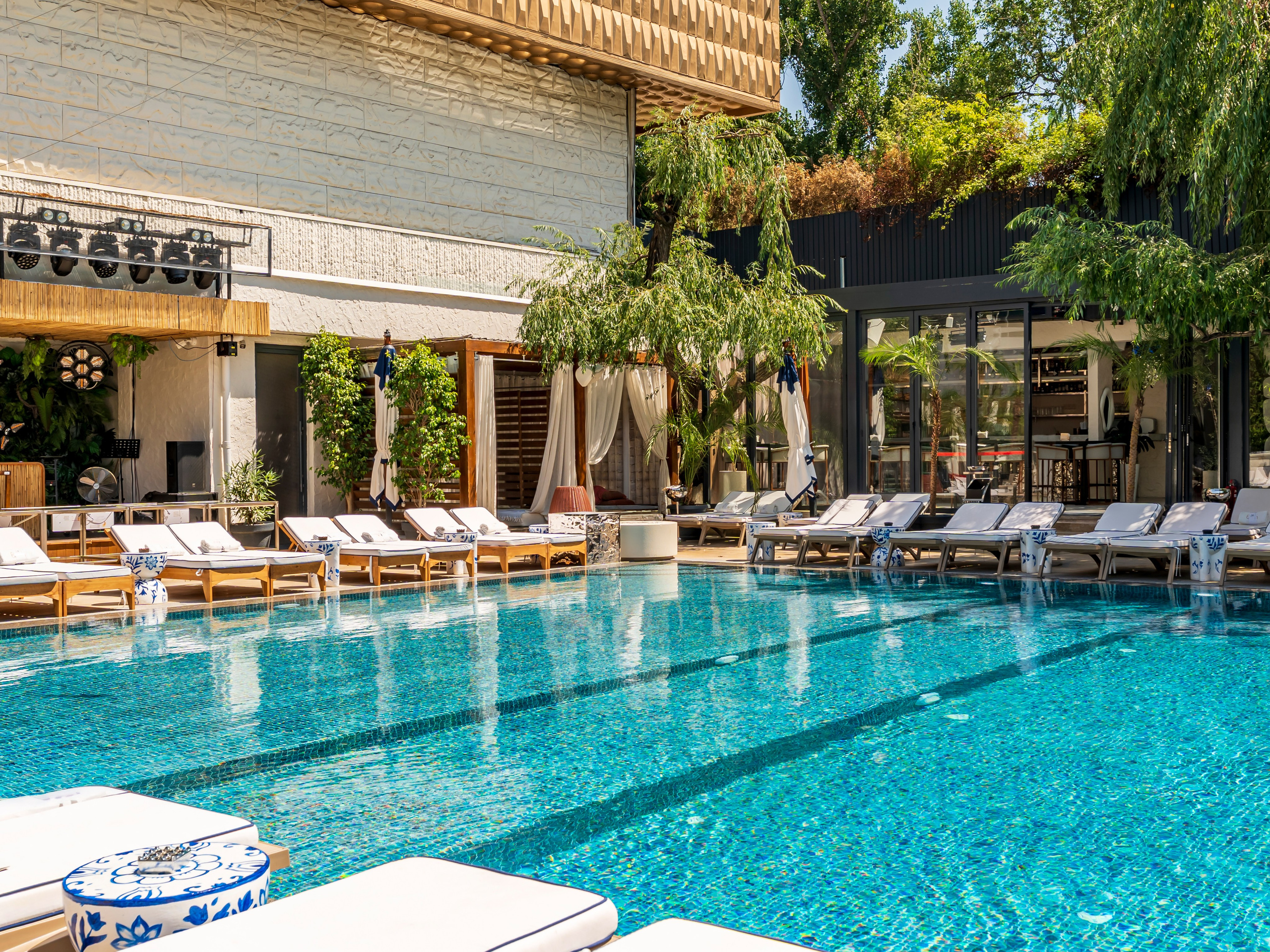 Eden Pool&Bar, съемка бассейна в июле 2026 года. Интерьерный фотограф Алматы