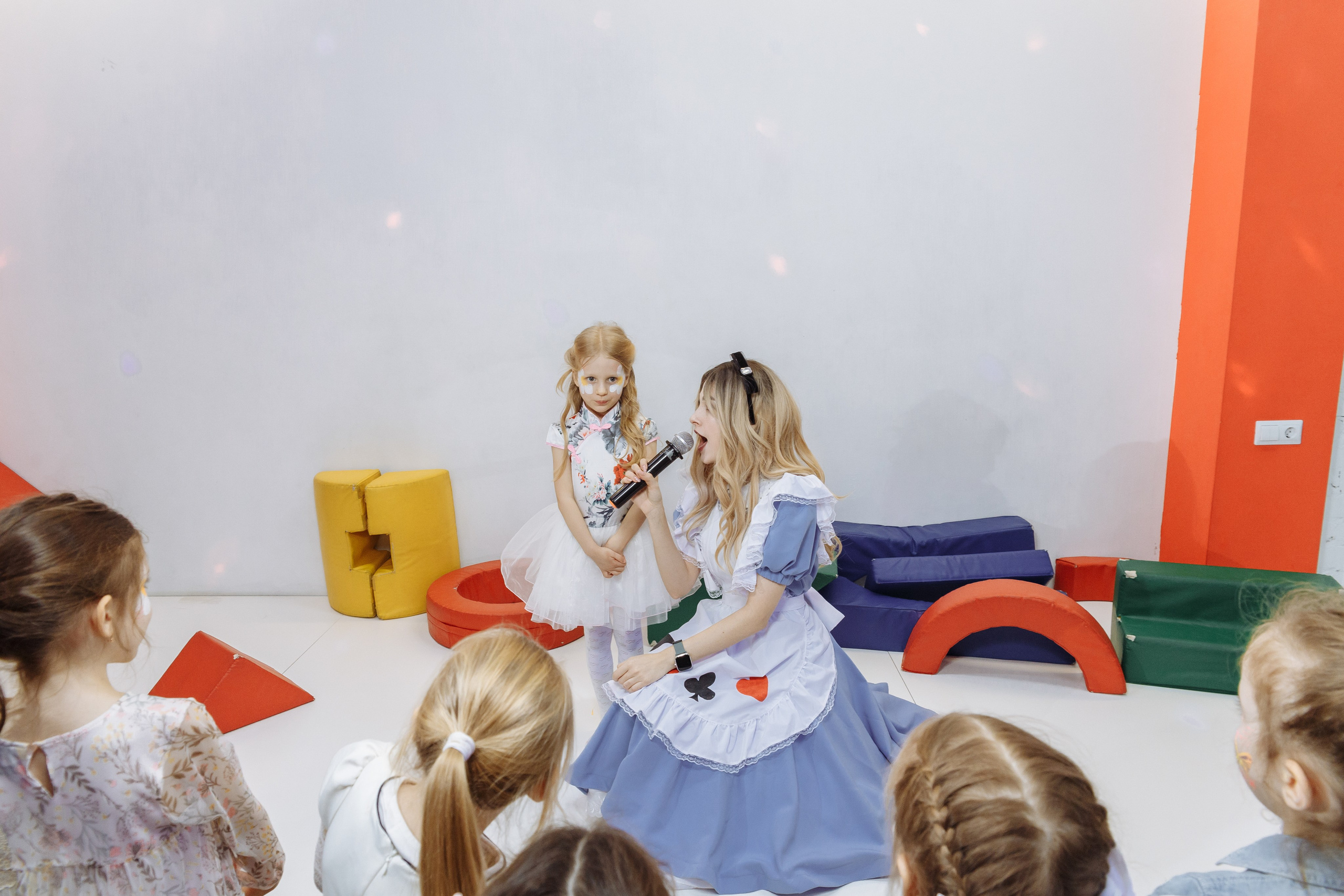 Олеся празднует свое 6 летие в компании Алисы, Чеширского кота и друзей. Событийный фотограф Максим Бескоровайновнов