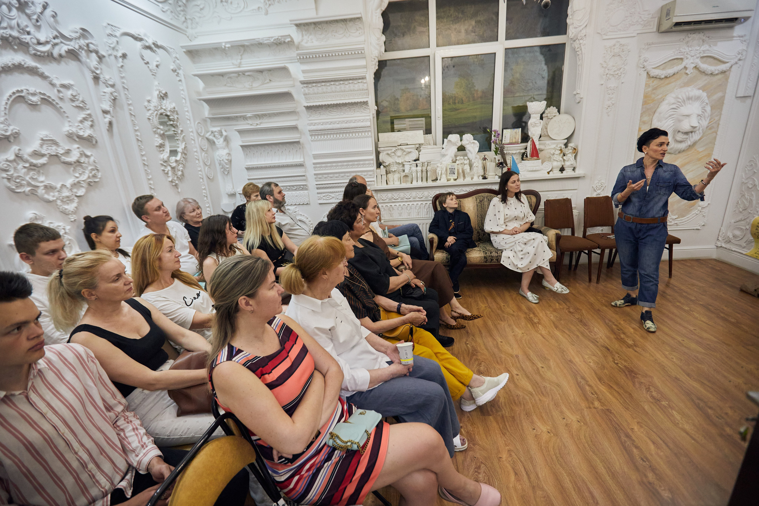 Лекция в салоне «Аврора». Фотограф Юлия Маринина