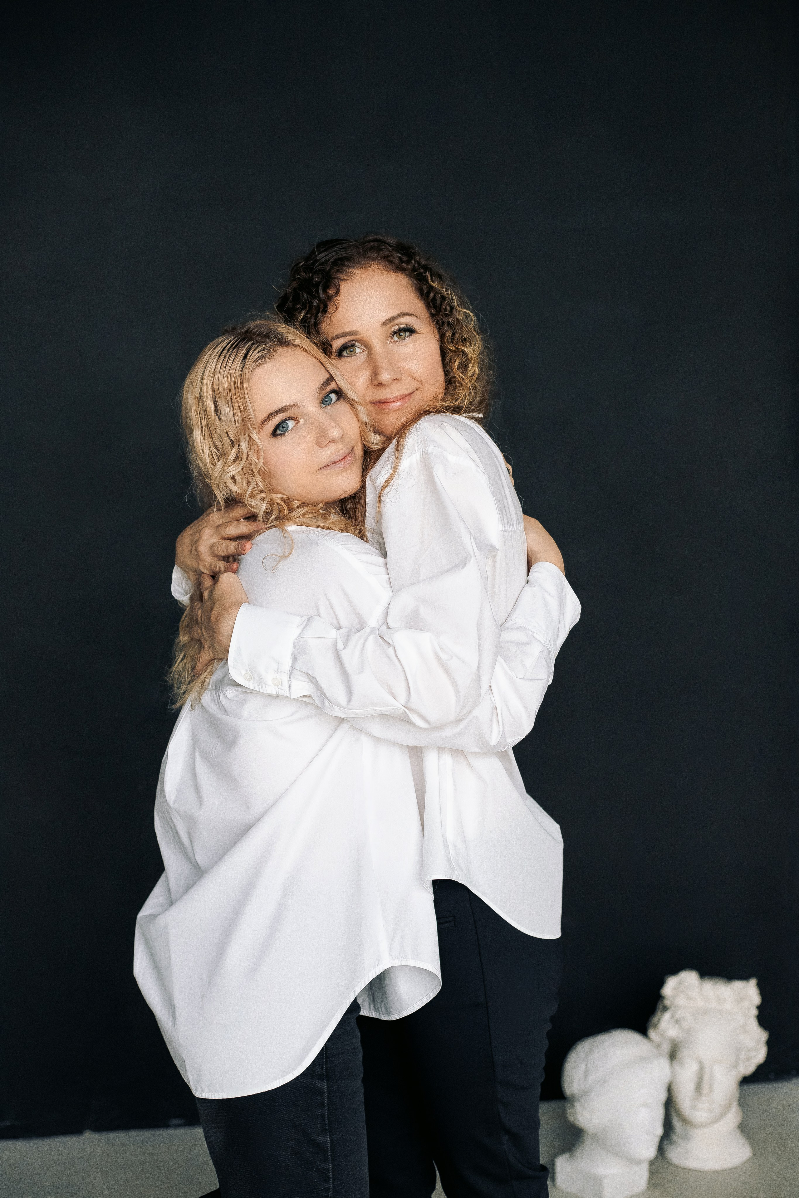 Семейная фотосессия взрослой дочки и мамы в студии. Фотограф в Санкт-Петербурге, Анна Скворцова