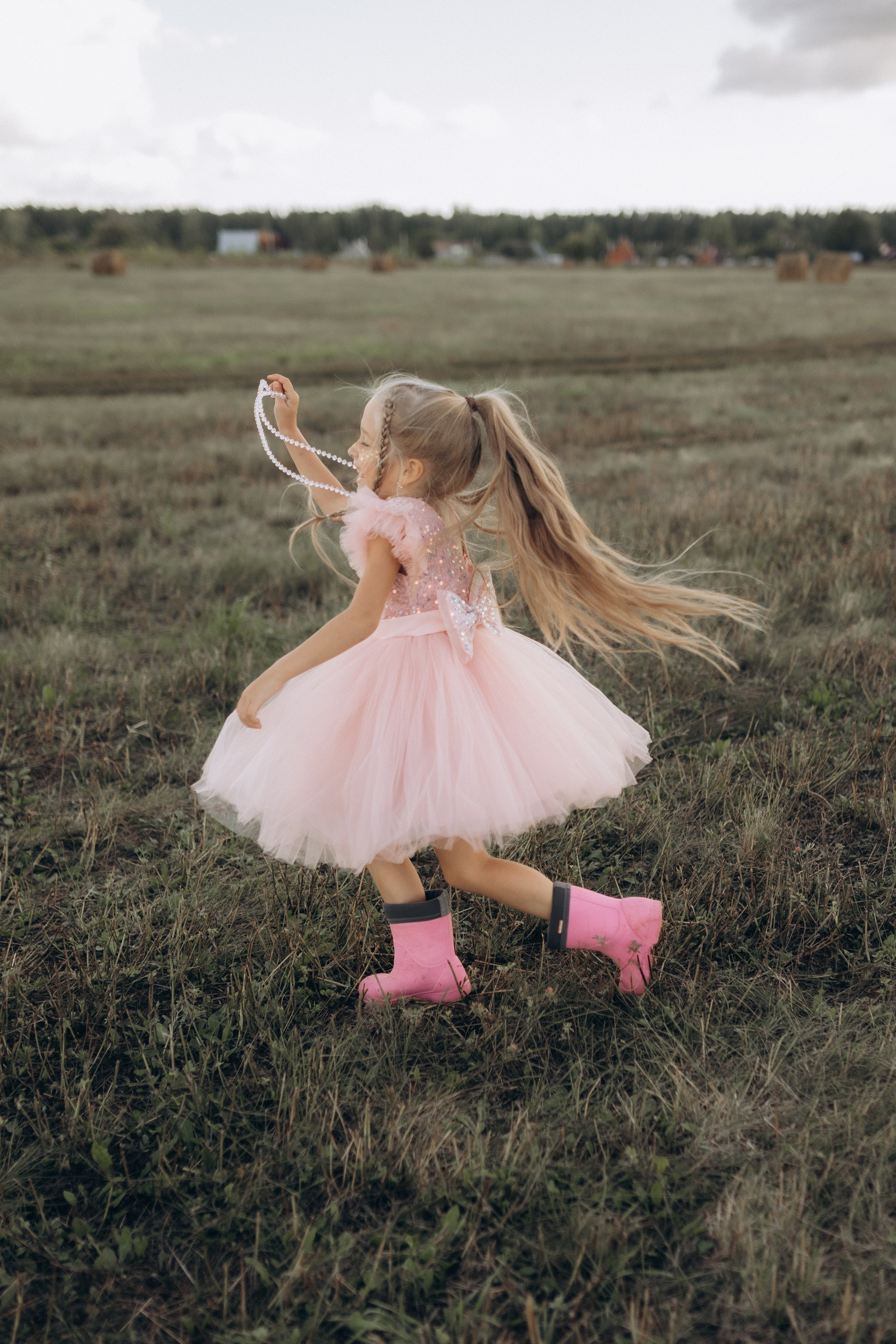 Вика и Миша на сене. Семейный фотограф lifestyle в Новосибирске Елена Шпилевая