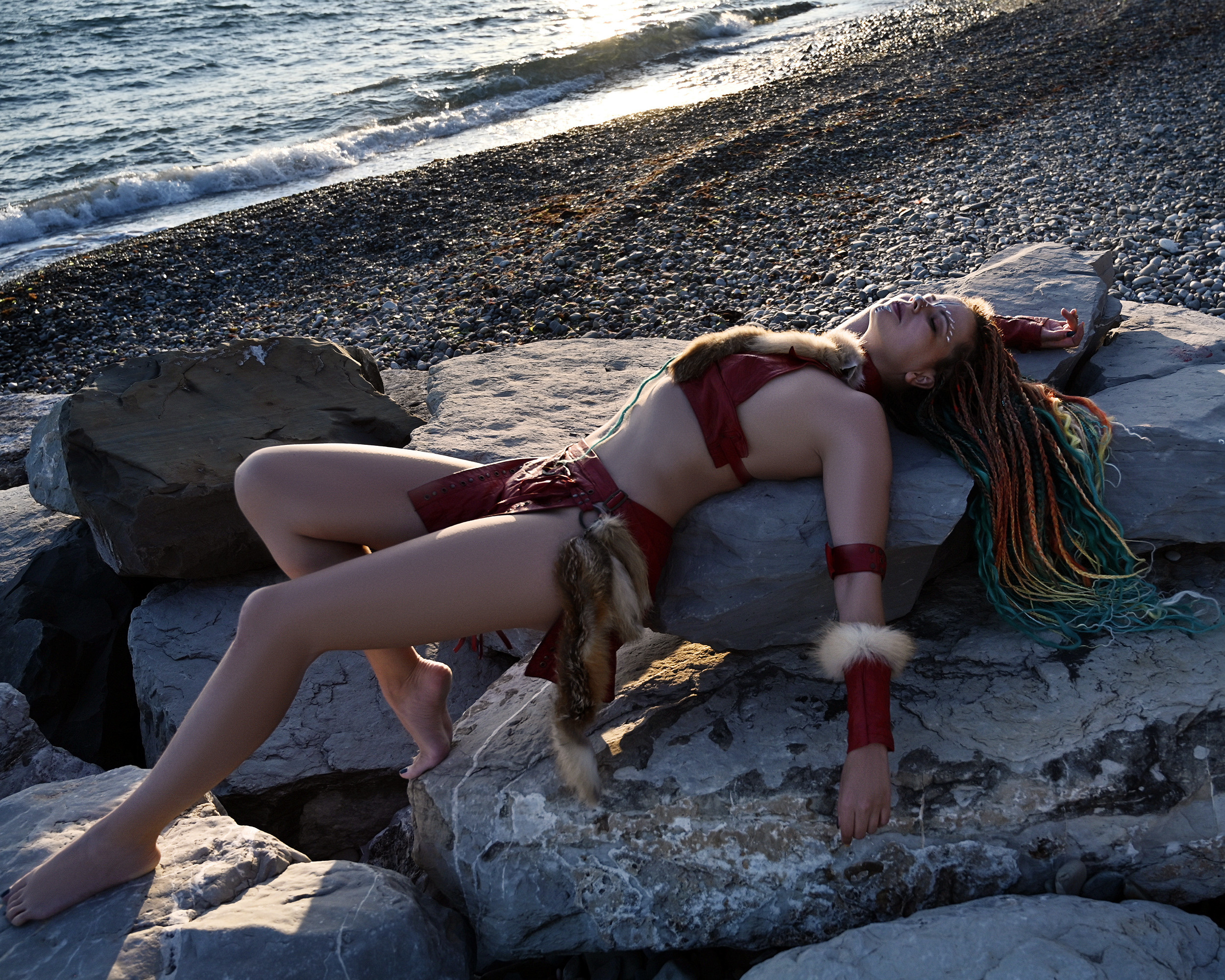 Алёна на диком пляже. Фотографирую счастливых людей в Сочи