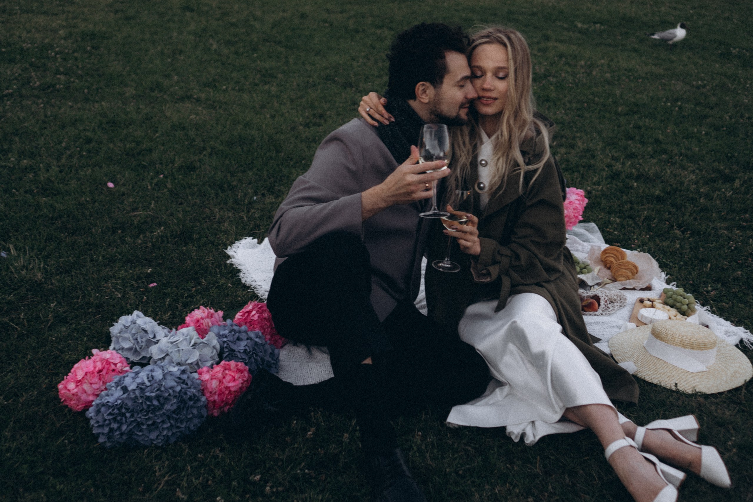 СВАДЕБНАЯ СЬЕМКА ПАРЫ НА РАССВЕТЕ В БЕЛЫЕ НОЧИ И ПРОГУЛКА С РАЗВОДНЫМИ МОСТАМИ И ПИКНИК ВОЗЛЕ ИСАКИЕВСКОГО СОБОРА. Профессиональный фотограф, Санкт-Петербург — Виктория Богомолова