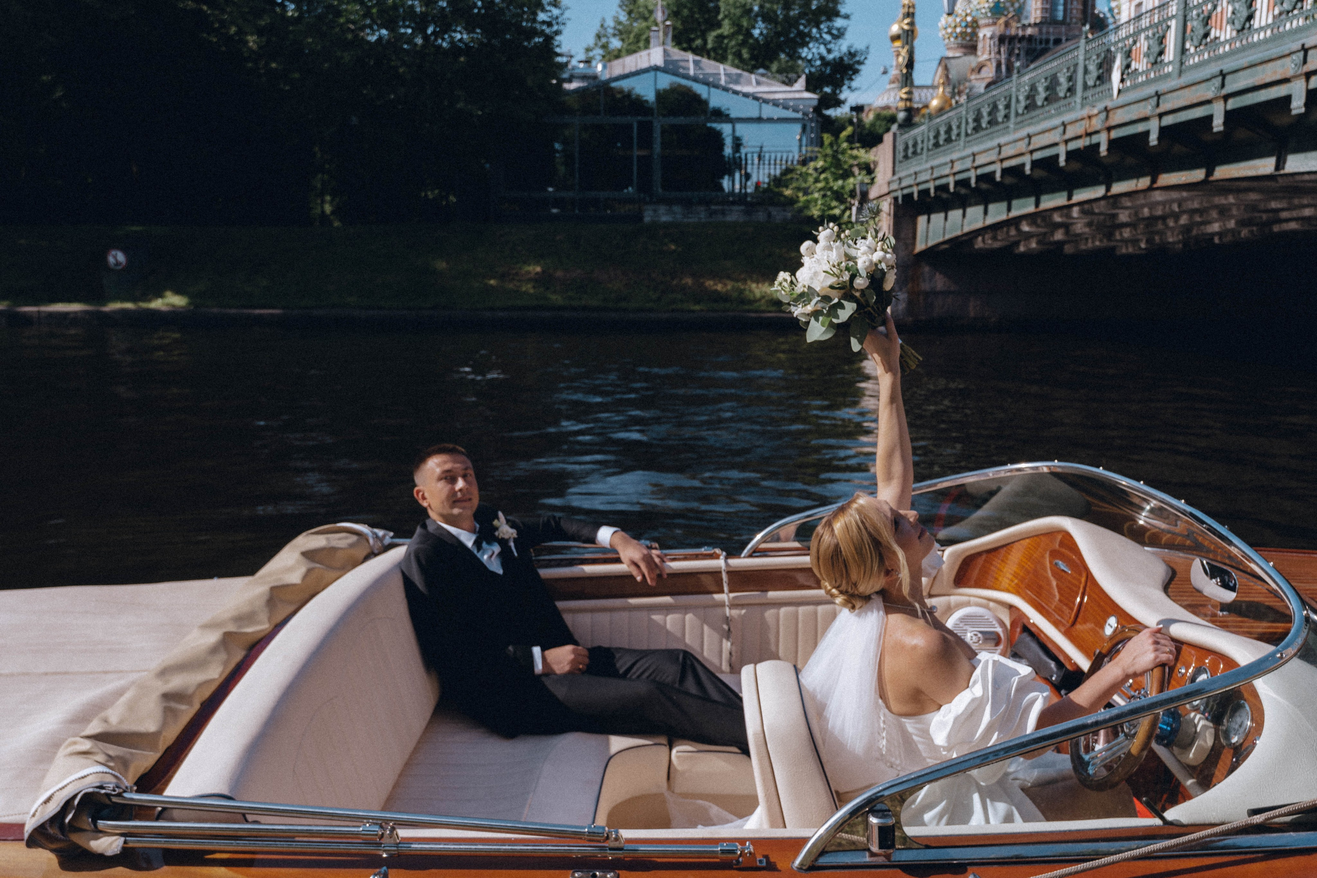 СВАДЕНБНАЯ СЬЕМКА НА КАТЕРЕ ПО КАНАЛАМ САНКТ-ПЕТЕРБУРГА И В АКВАТОРИИ НЕВЫ. Профессиональный фотограф, Санкт-Петербург — Виктория Богомолова