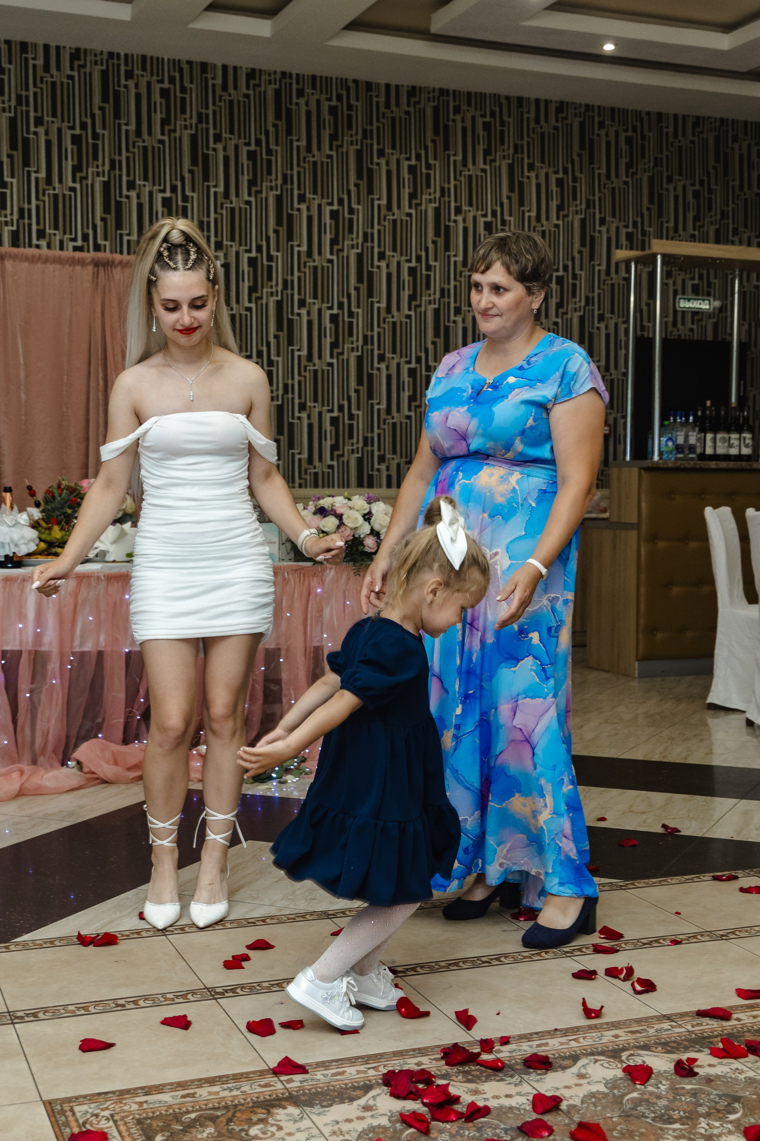 Николай и Диана, свадебный банкет. Свадебный и семейный фотограф в г. Волхов Алексей Кочерыжкин