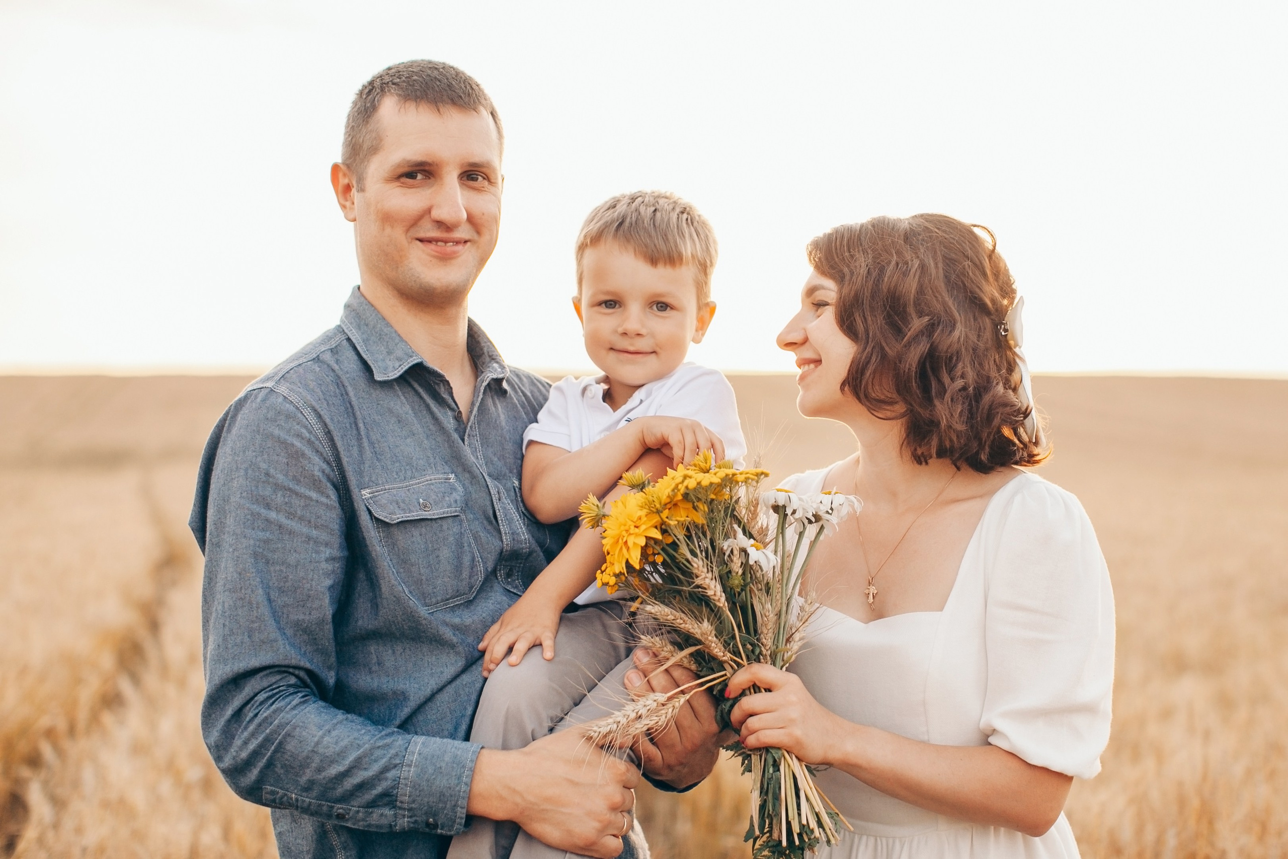 Семейная фотосессия в поле на закате. Фотограф Ольга Ефремова