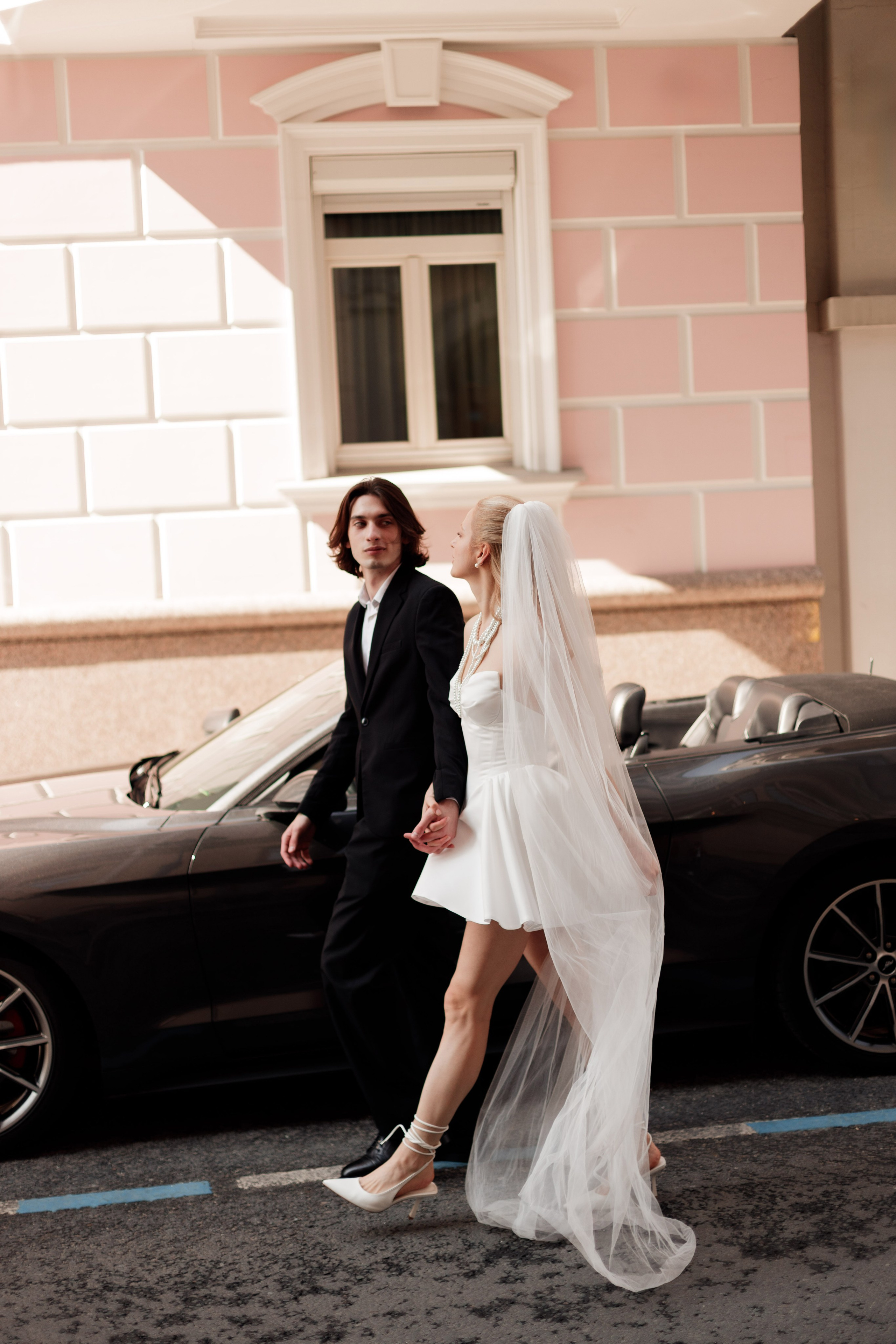 Свадебная фотосессия с автомобилем в центре Москвы, фотограф свадьбам Москва