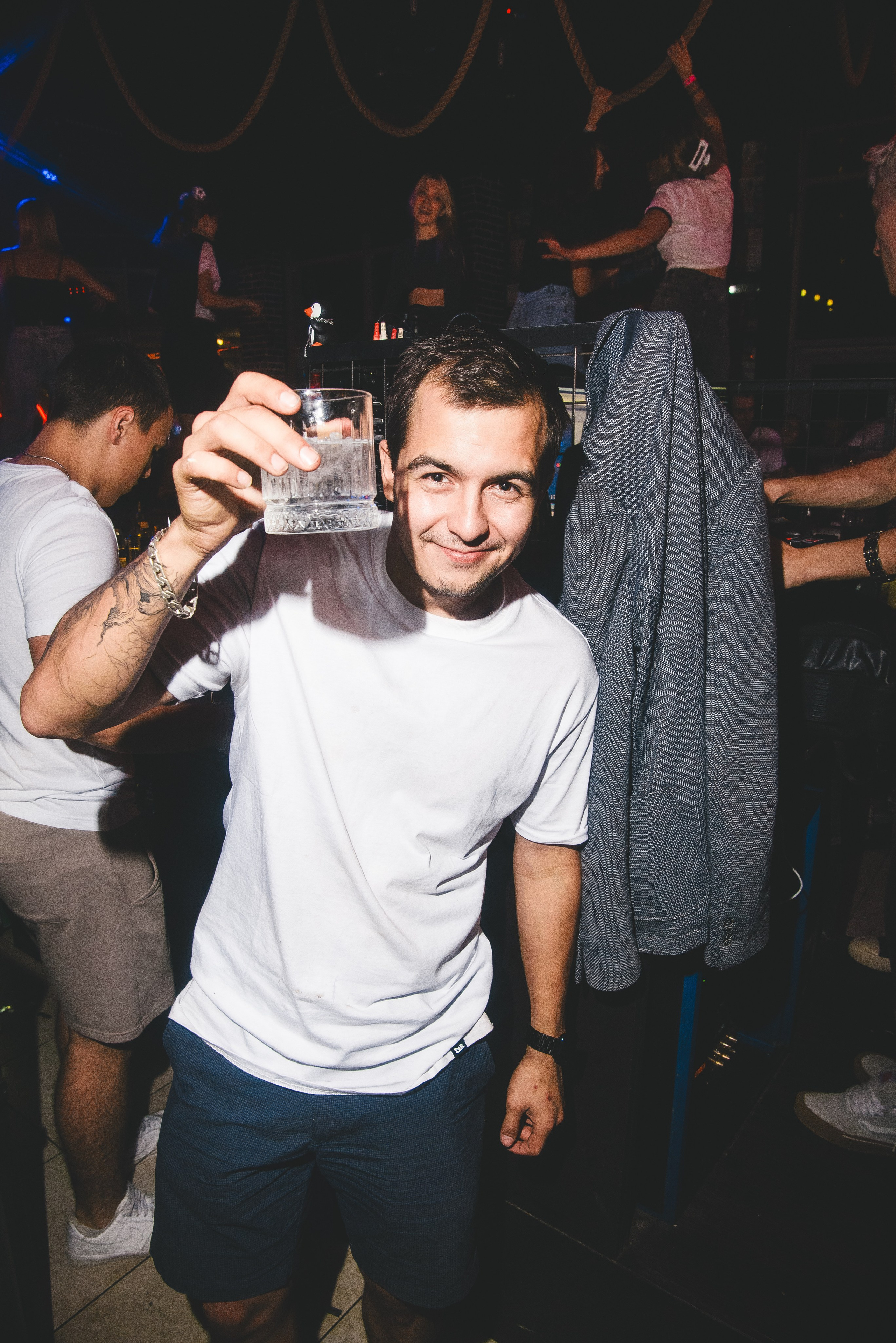 Фотоотчёты о вечеринках для НеБар Волгоград. Или стиль «пьяный фотограф». Фотограф в Волгограде и Волжском Александр Горбань