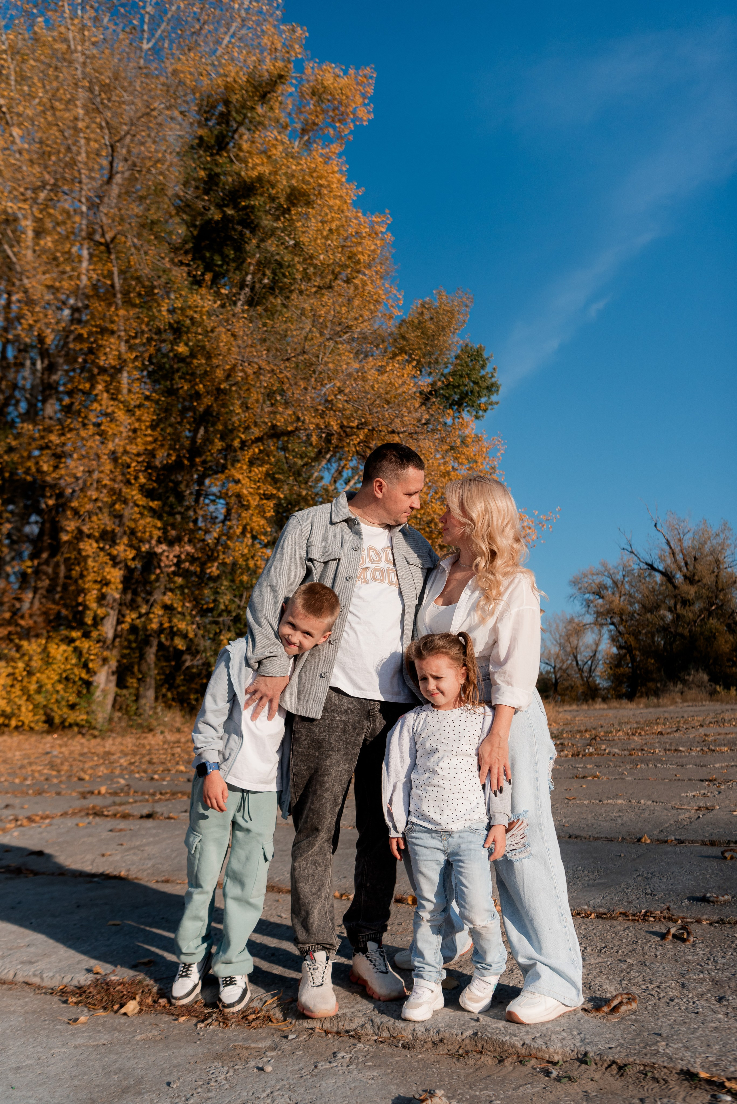 Родители и малыш в джинсах и белых футболках - постановочный кадр у ерика Верблюд, Волгоград.