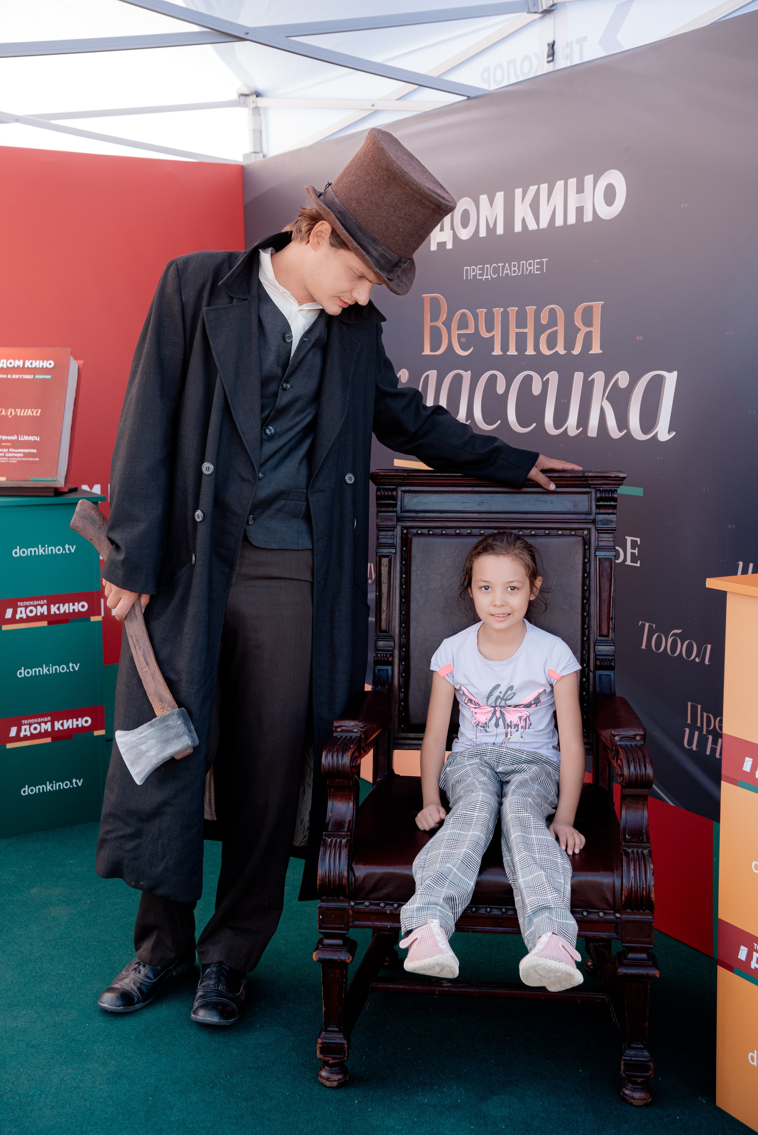 Портретные фото с артистами в палатке Триколор Дом Кинов на день города Волгоград. Фотограф в Волгограде и Волжском Александр Горбань