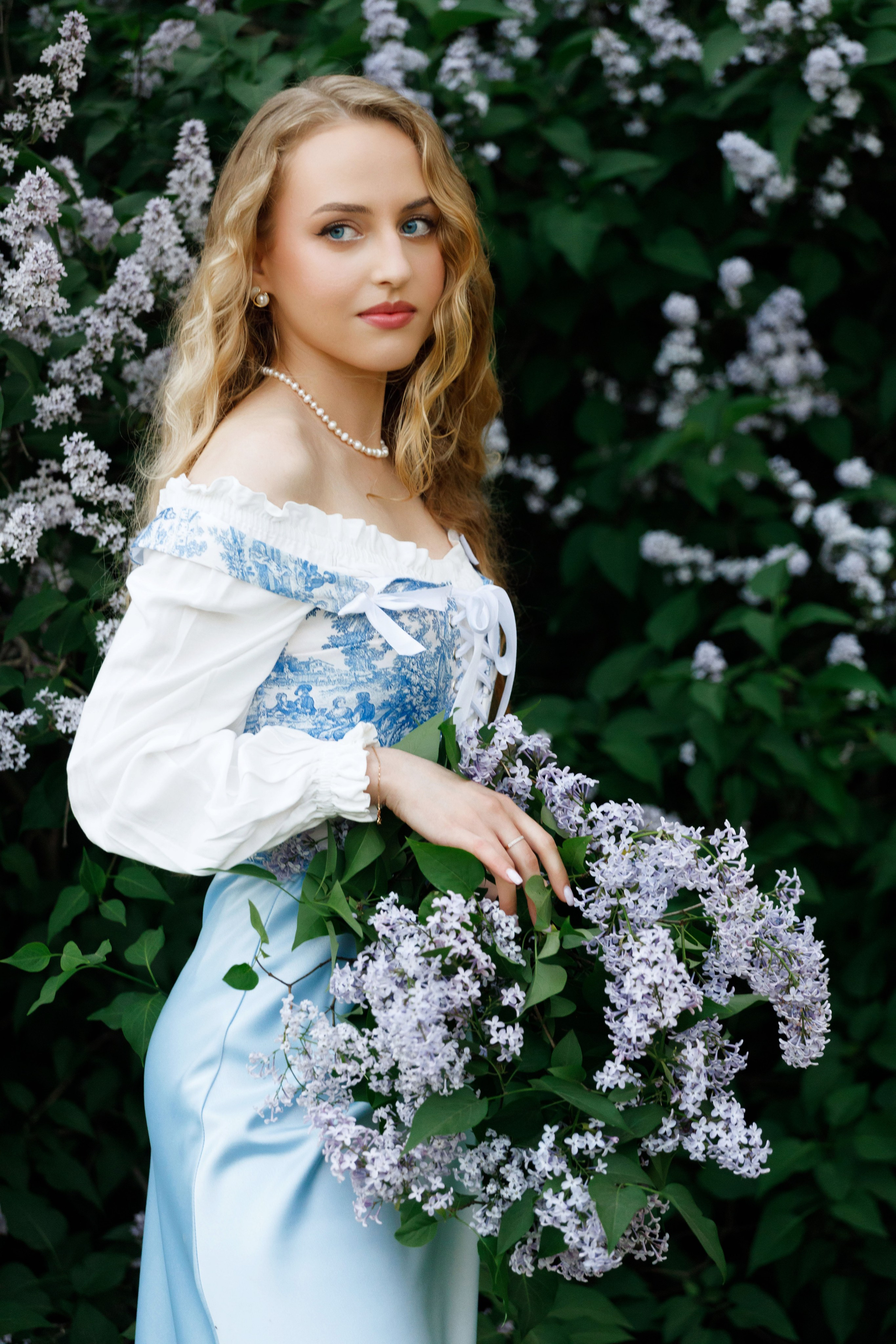 Фотосъемка в цветущей сирени. Модель Ангелина. Фотограф Яков Поспехов