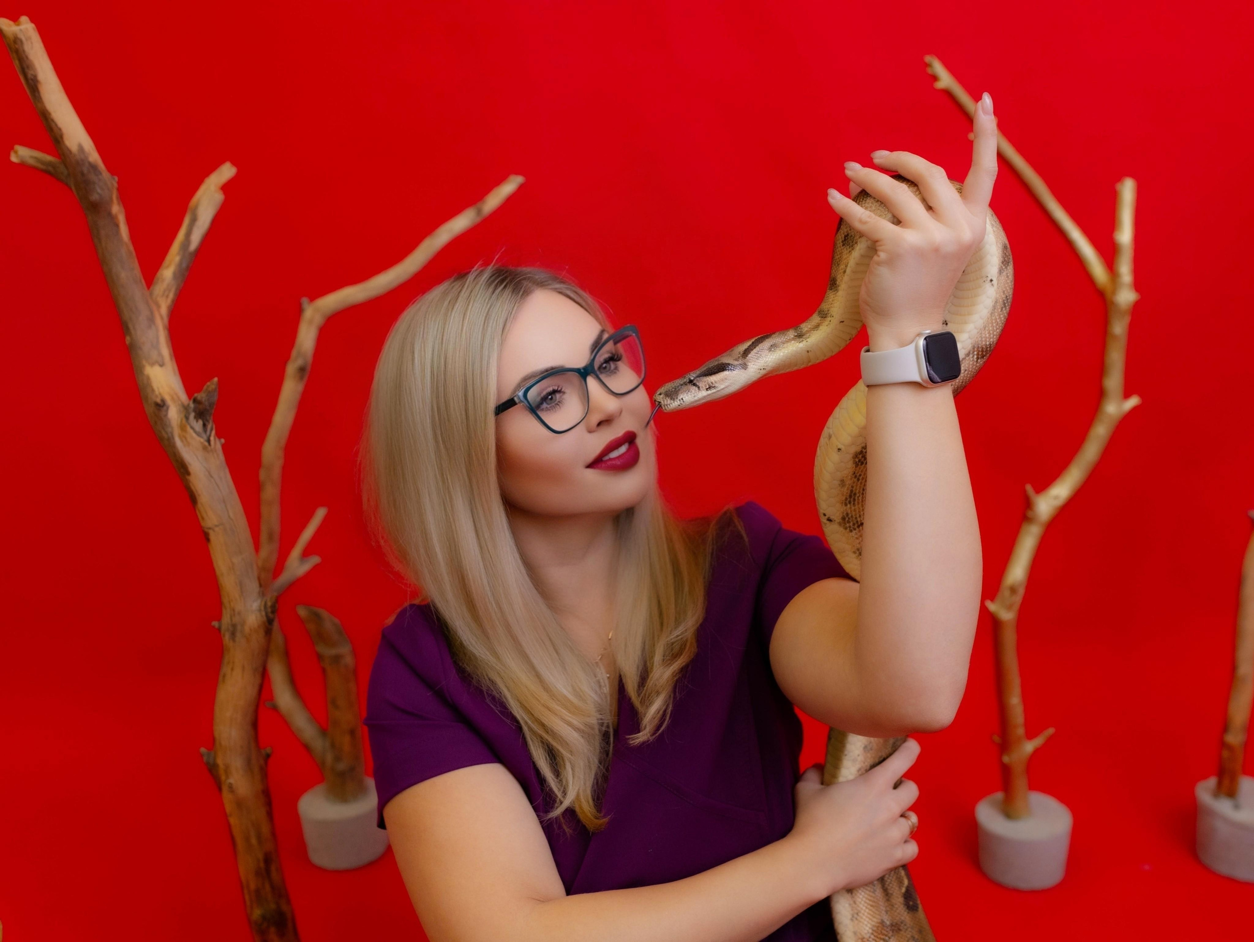 Фотосессии со змейкой. Свадебный и семейный фотограф Виолетта в Липецке