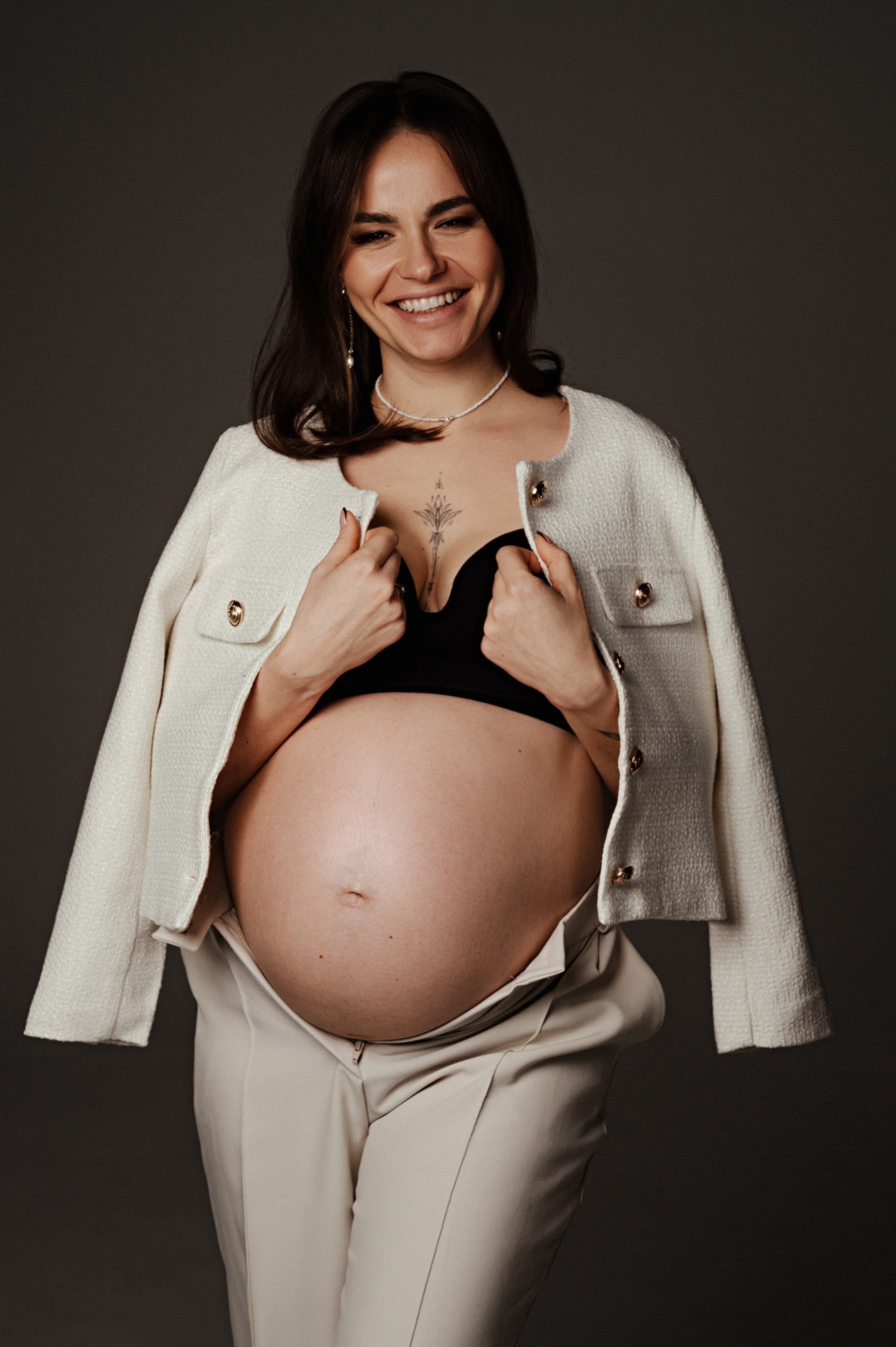 Валерия. Профессиональный фотограф беременности в СПБ. Стильные фотосессии беременности в стиле минимализм и классическая фотография