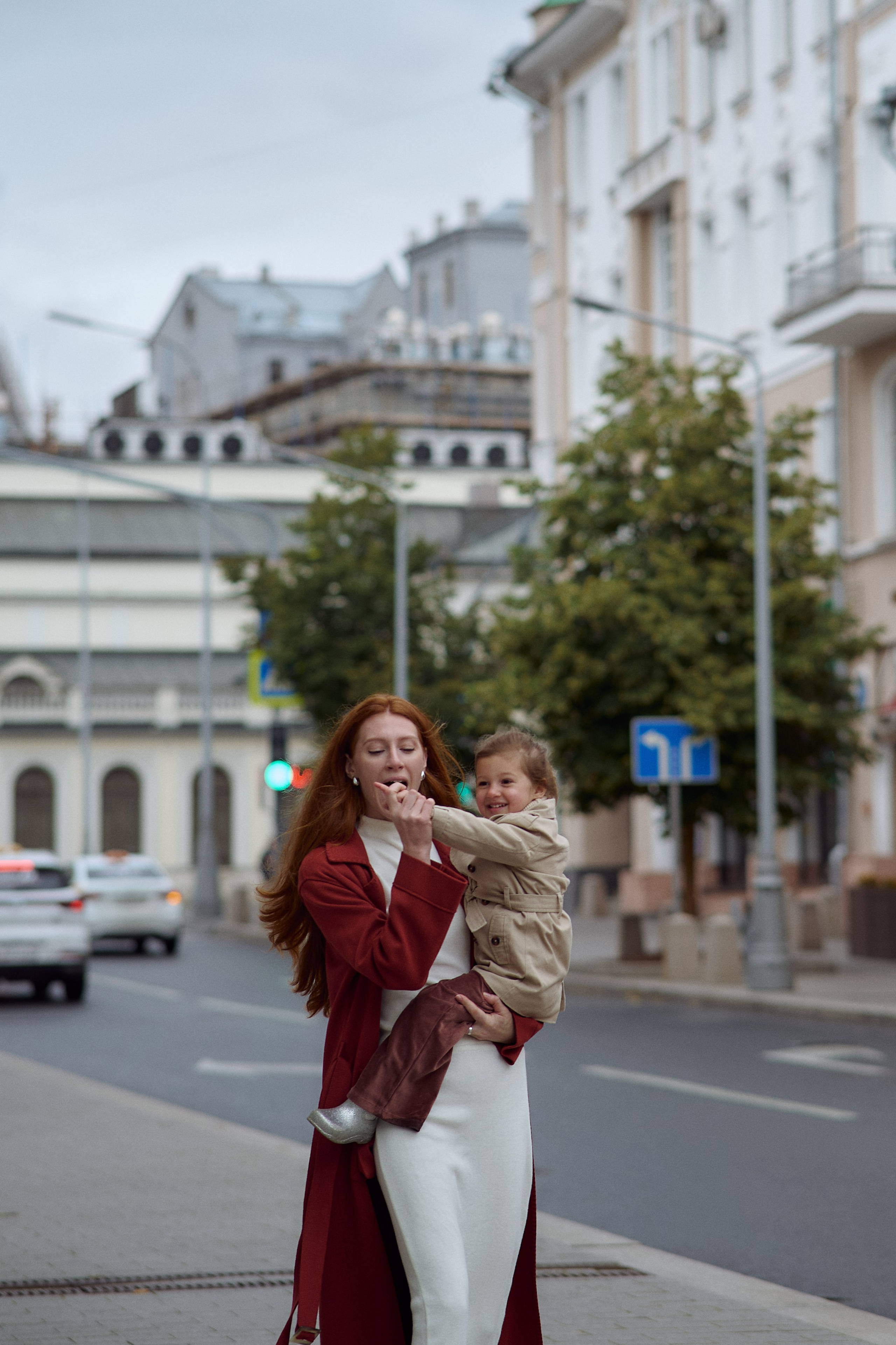 Рита и Кира. Прогулка по центру. Семейный и свадебный lifestyle-фотограф в Москве Мария Петрова