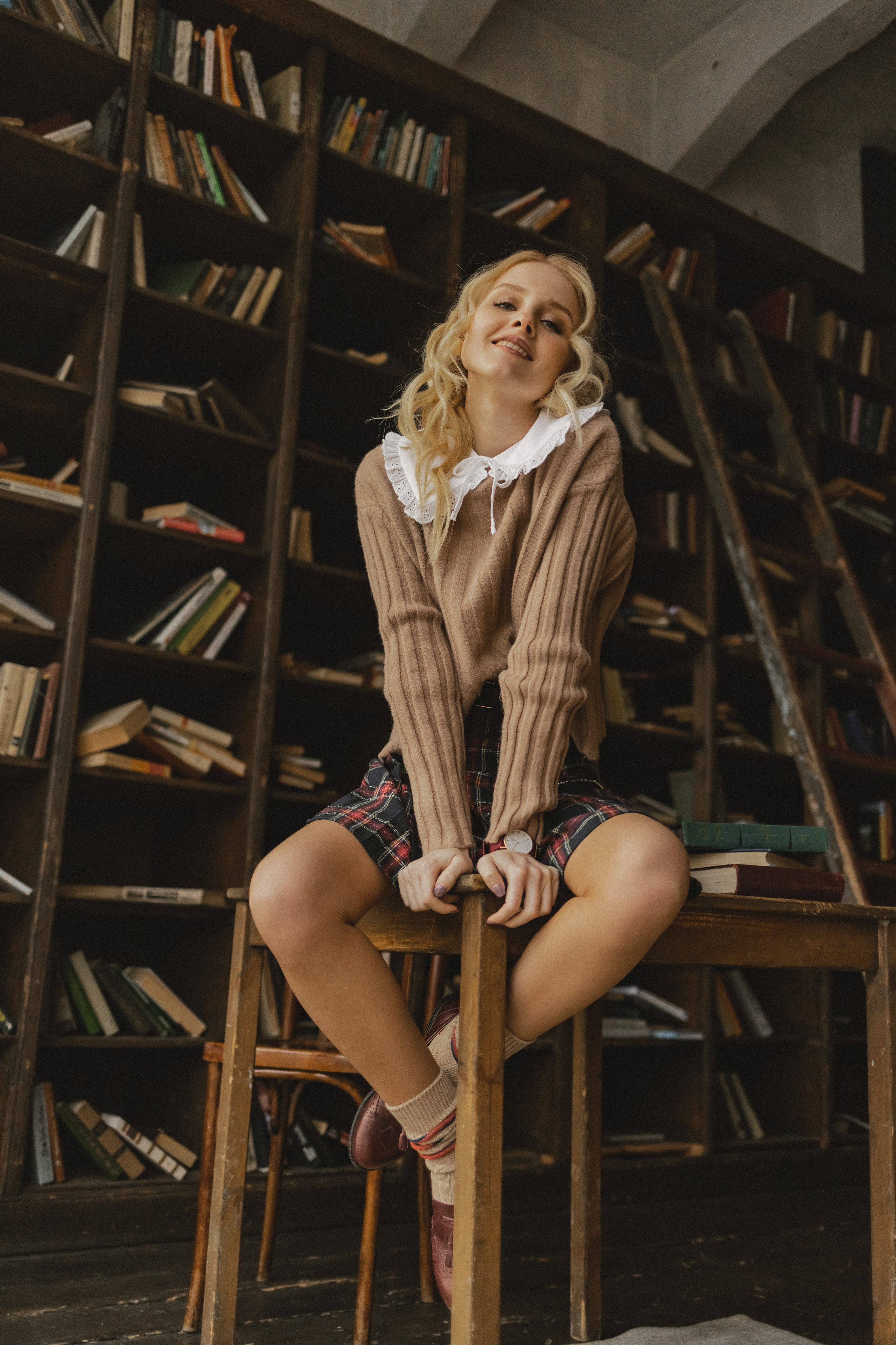 Кристина в поисках книг. Семейный фотограф в Москве