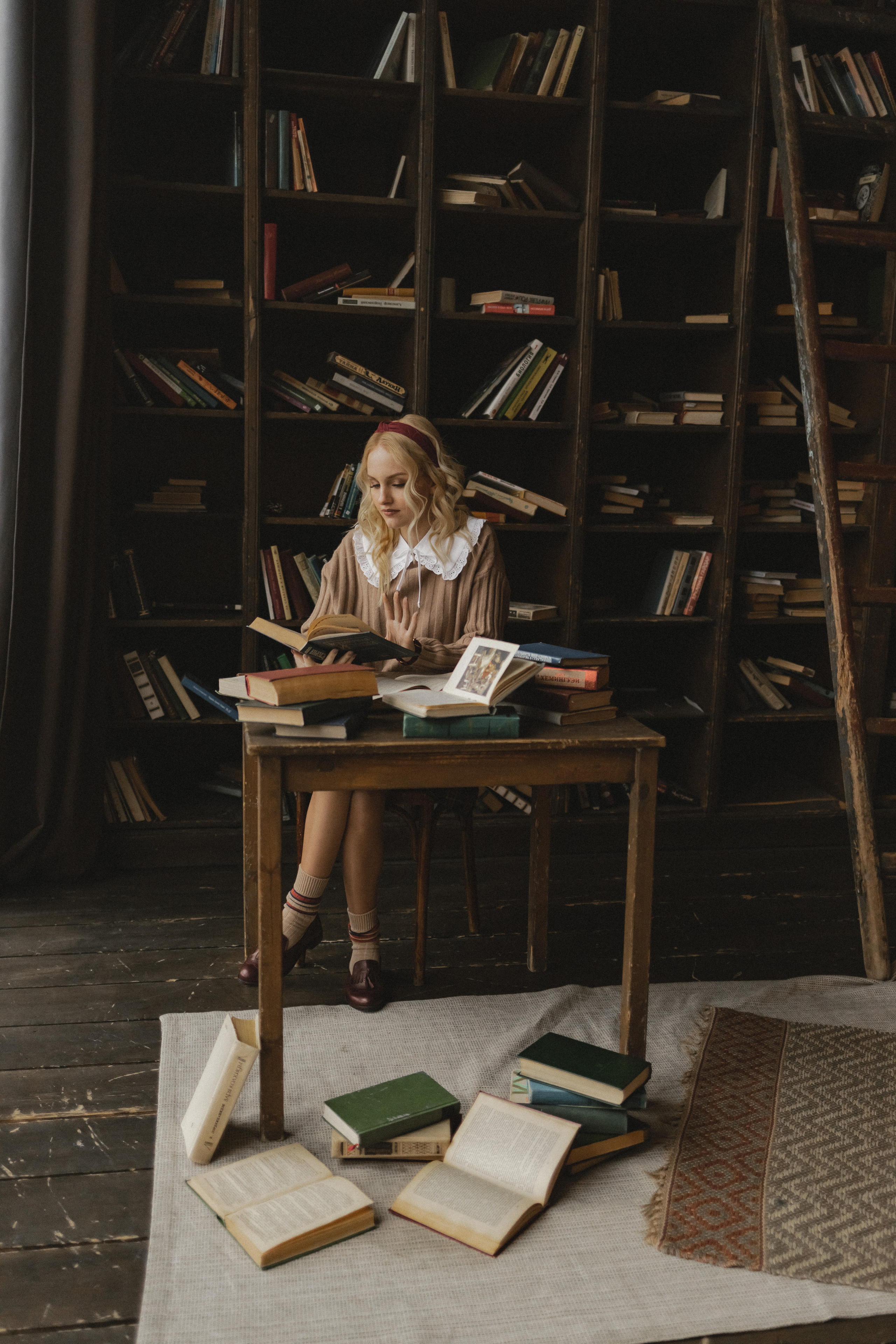 Кристина в поисках книг. Семейный фотограф в Москве