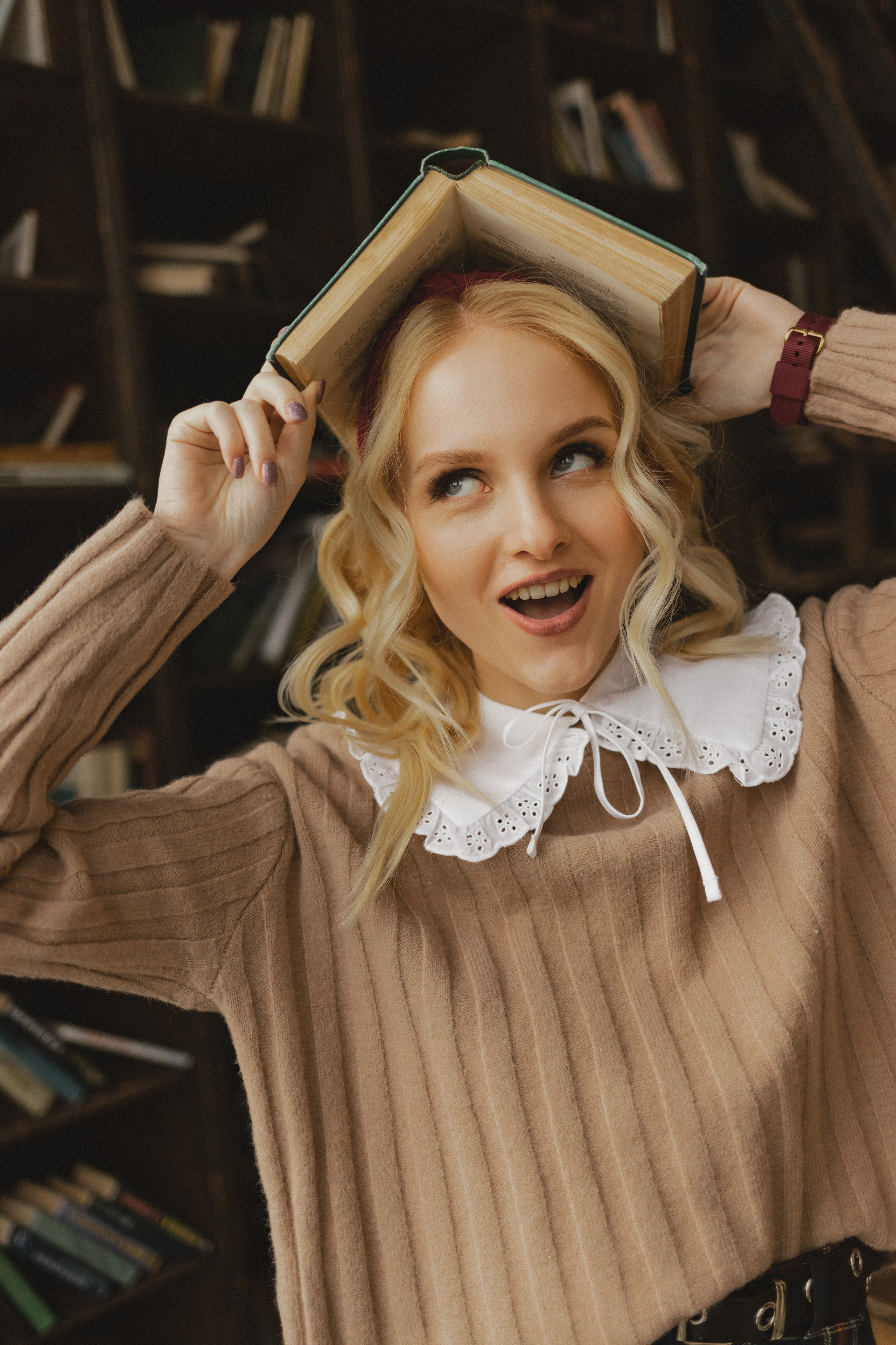 Кристина в поисках книг. Семейный фотограф в Москве