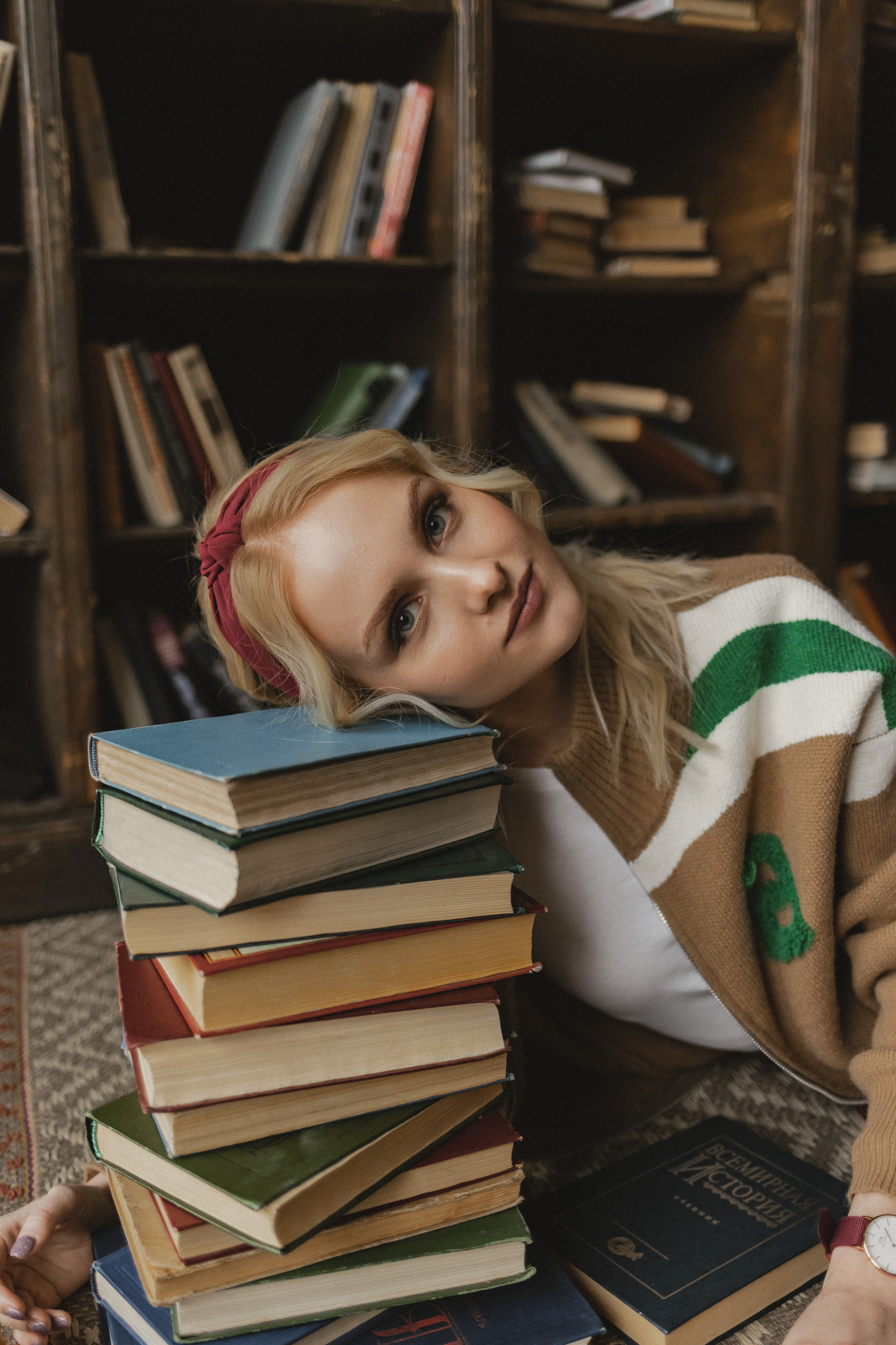 Кристина в поисках книг. Семейный фотограф в Москве