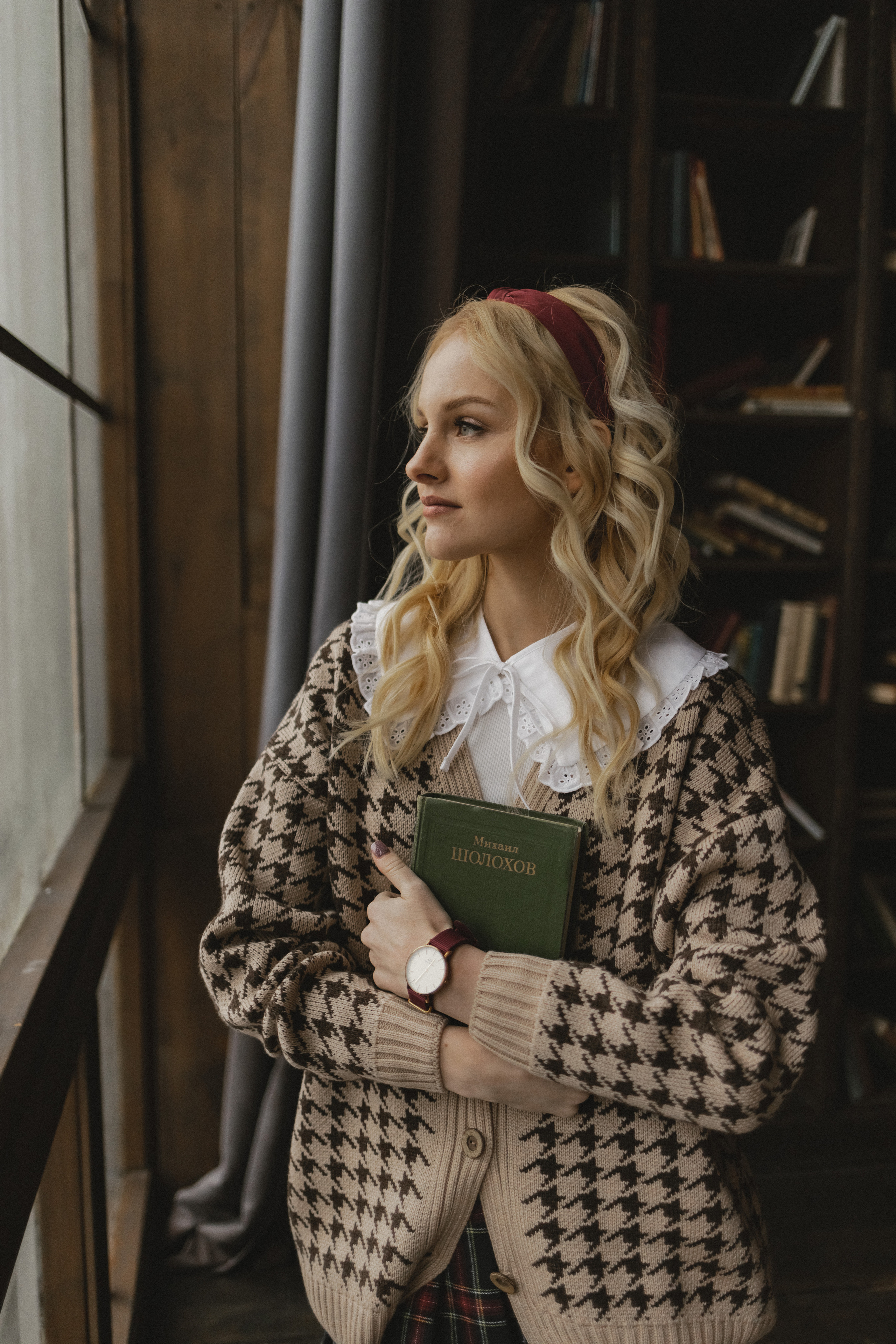 Кристина в поисках книг. Семейный фотограф в Москве