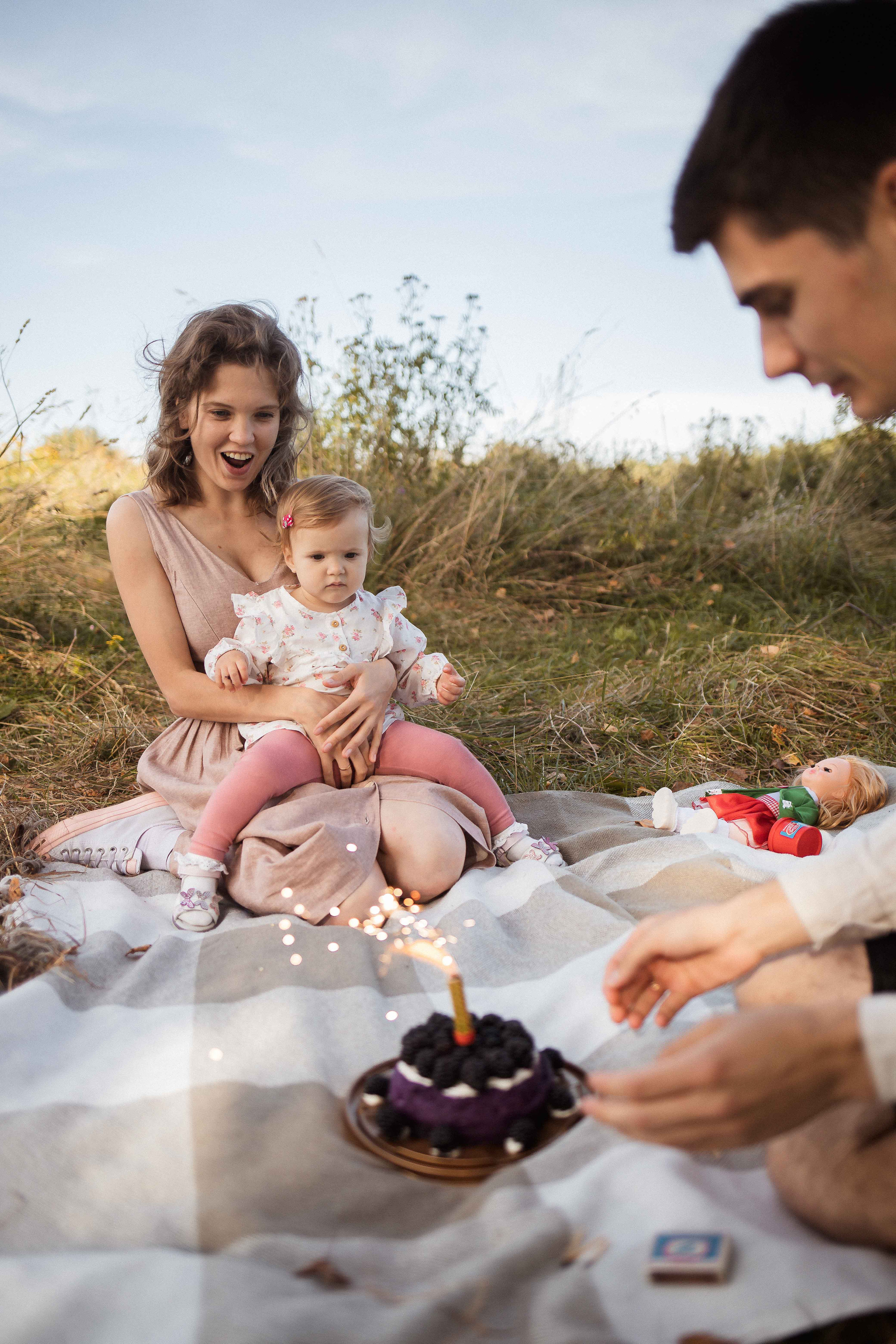 Первый день рождения в формате пикника. Семейный фотограф в Москве