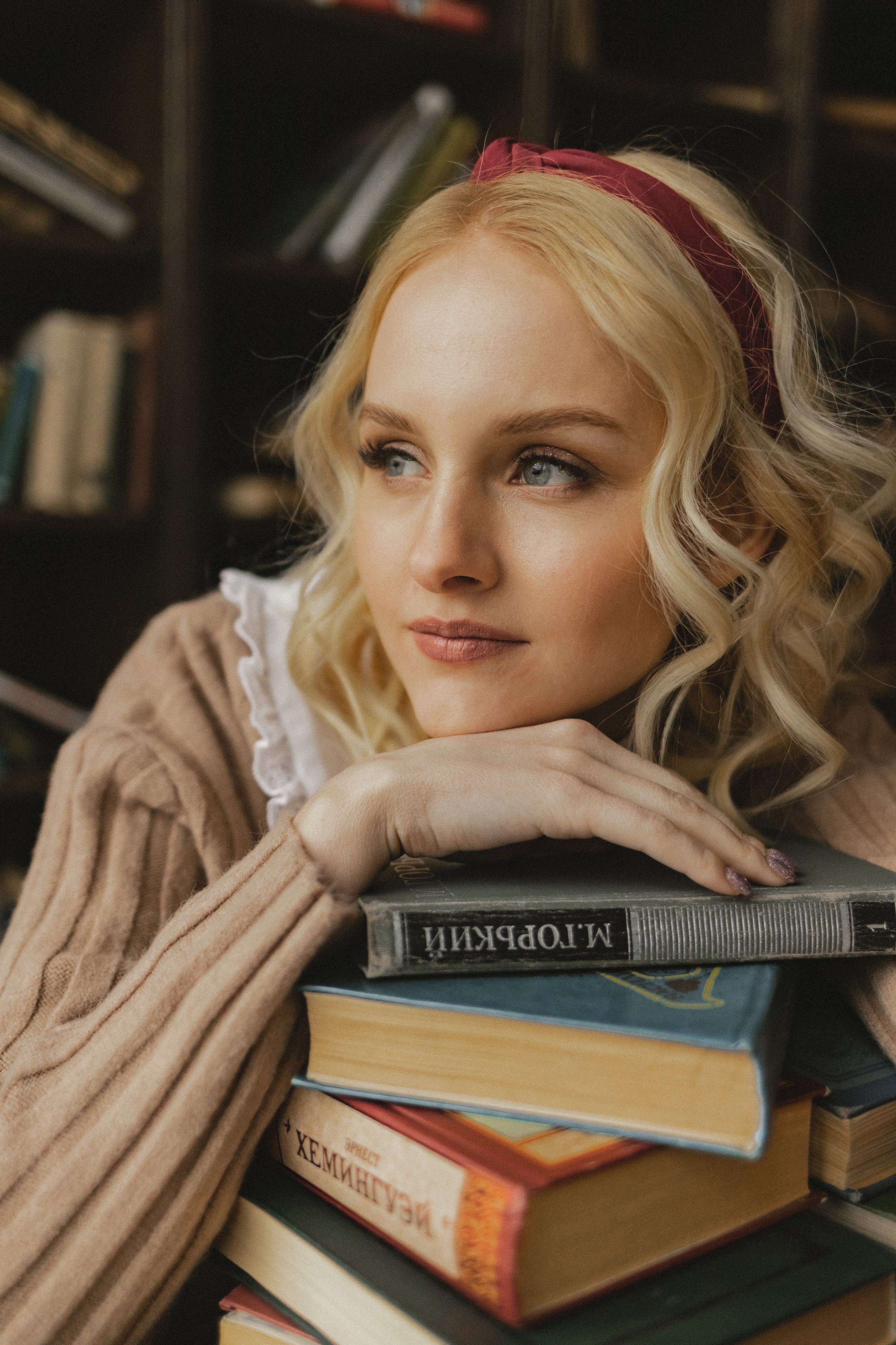 Кристина в поисках книг. Семейный фотограф в Москве