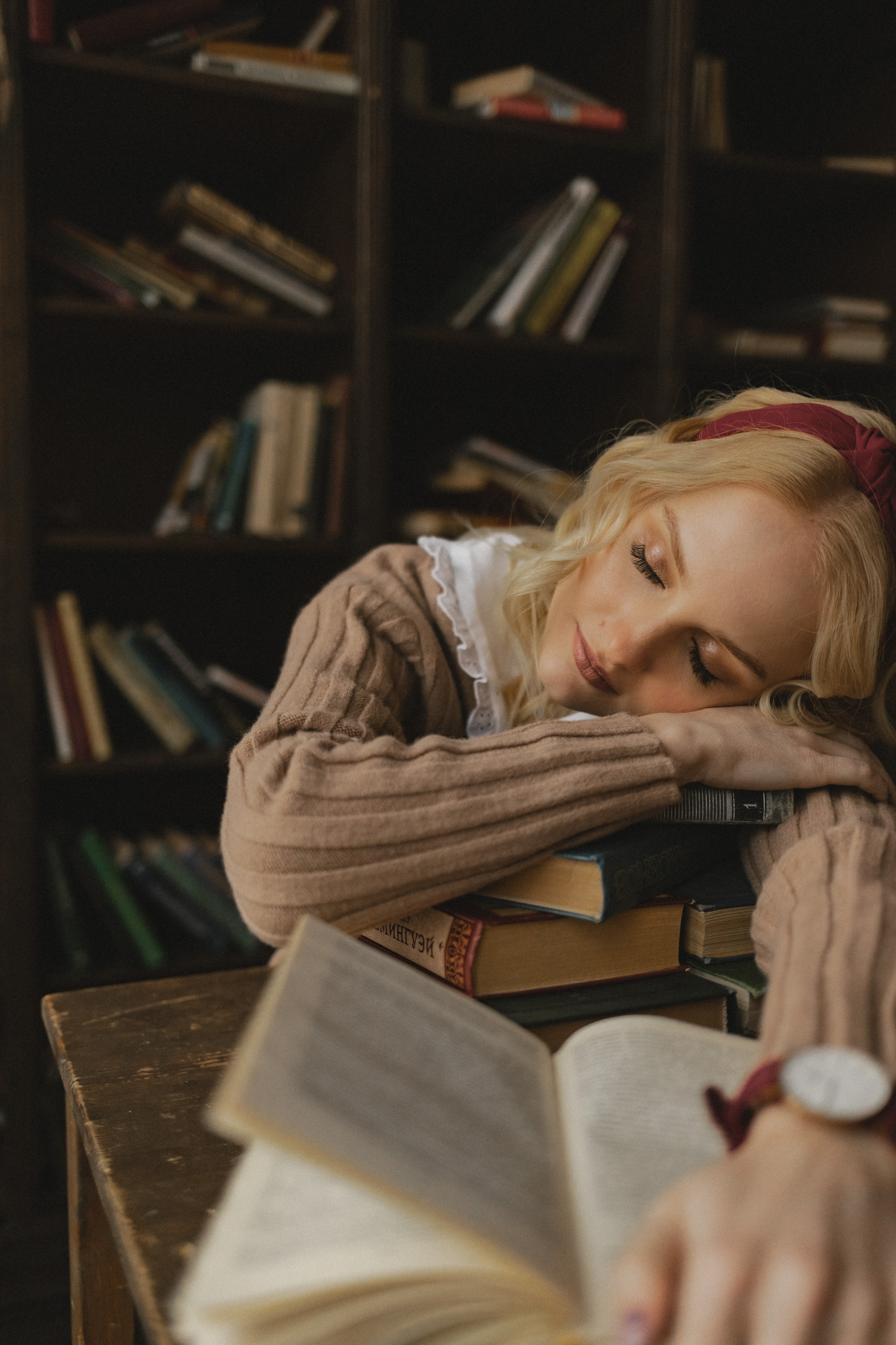 Кристина в поисках книг. Семейный фотограф в Москве