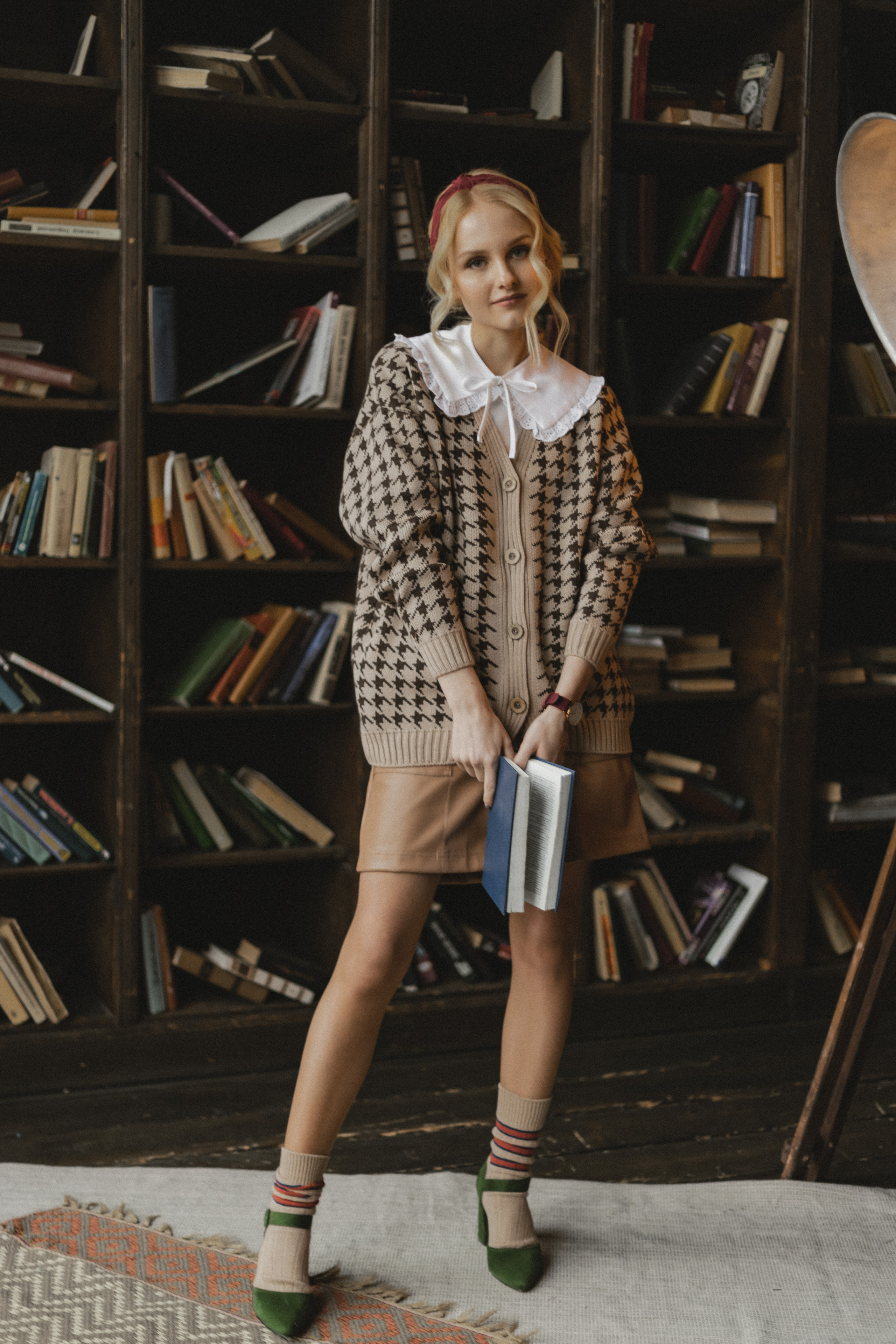 Кристина в поисках книг. Семейный фотограф в Москве