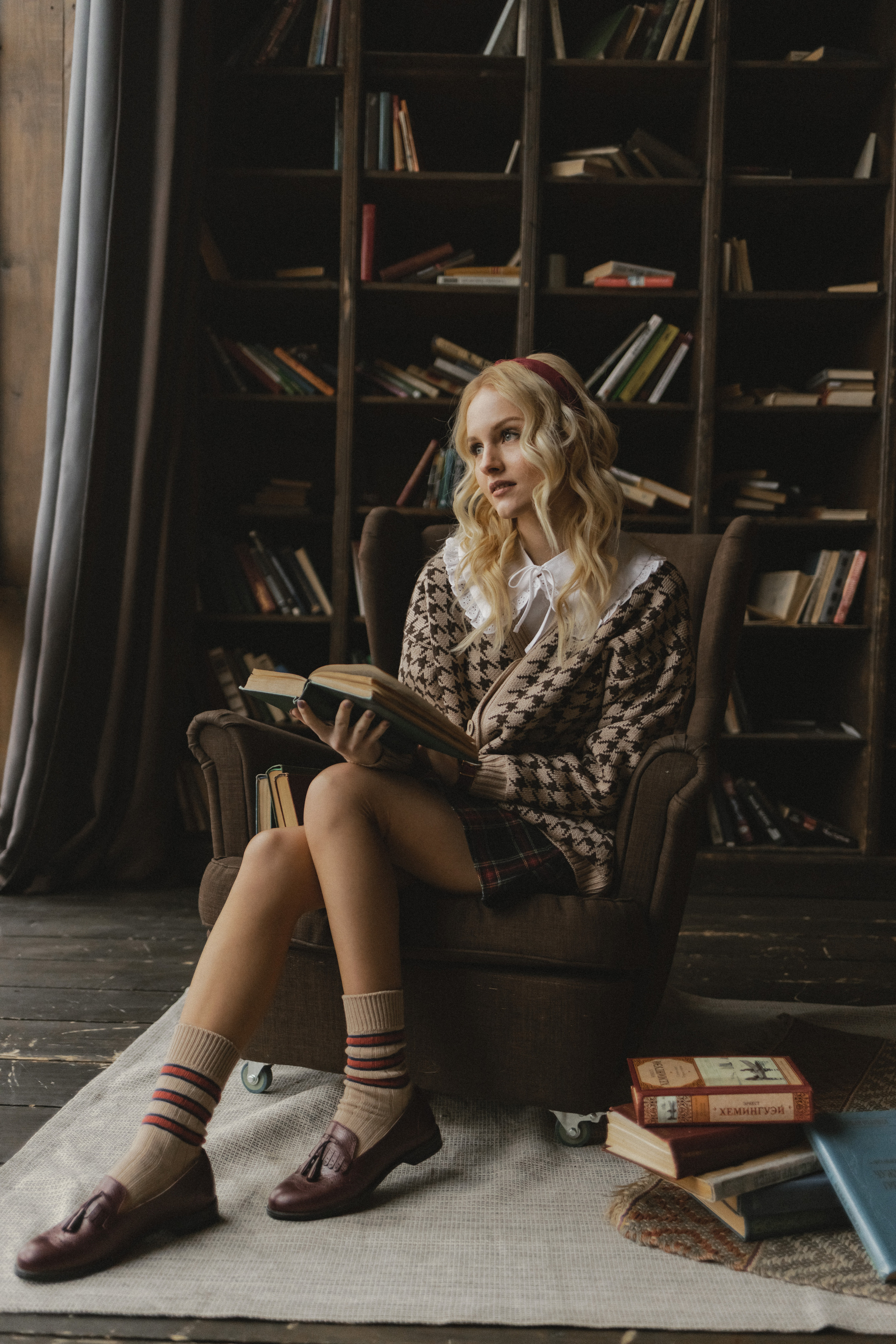 Кристина в поисках книг. Семейный фотограф в Москве