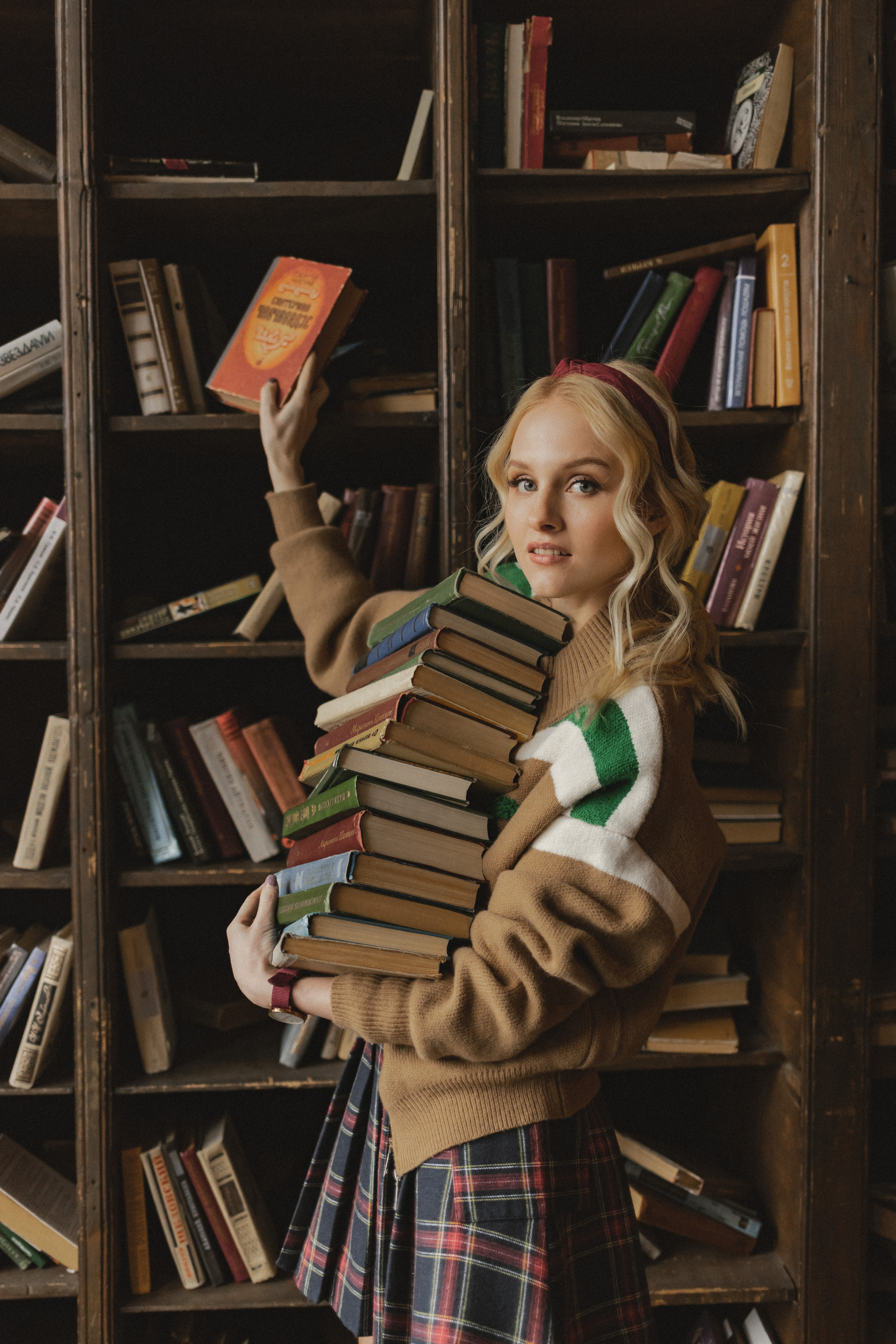 Кристина в поисках книг. Семейный фотограф в Москве