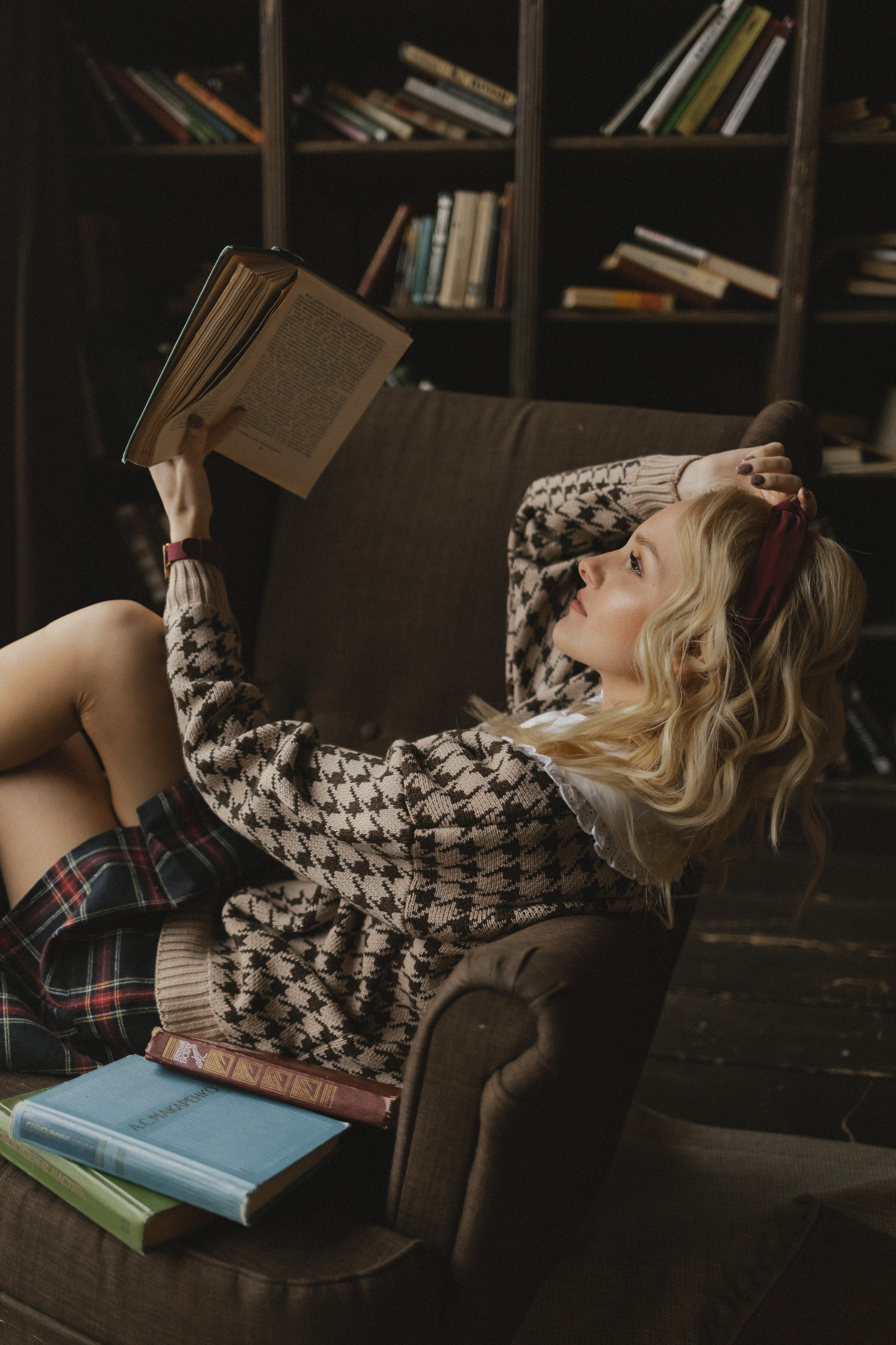 Кристина в поисках книг. Семейный фотограф в Москве