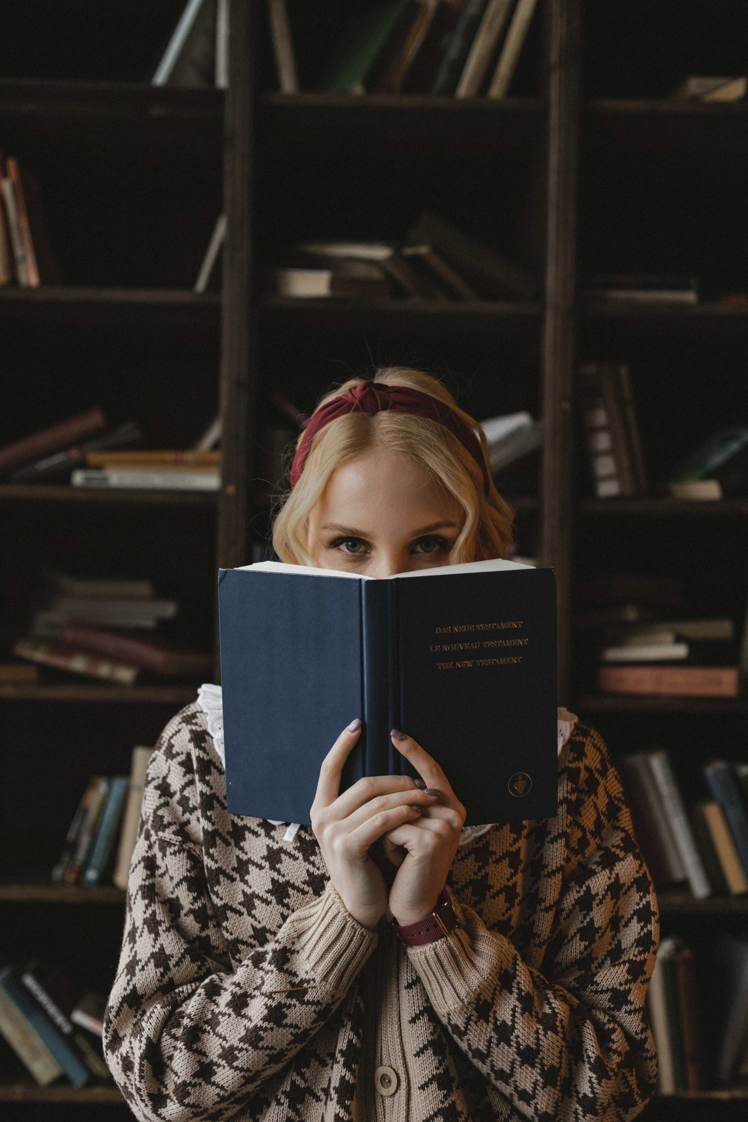 Кристина в поисках книг. Семейный фотограф в Москве