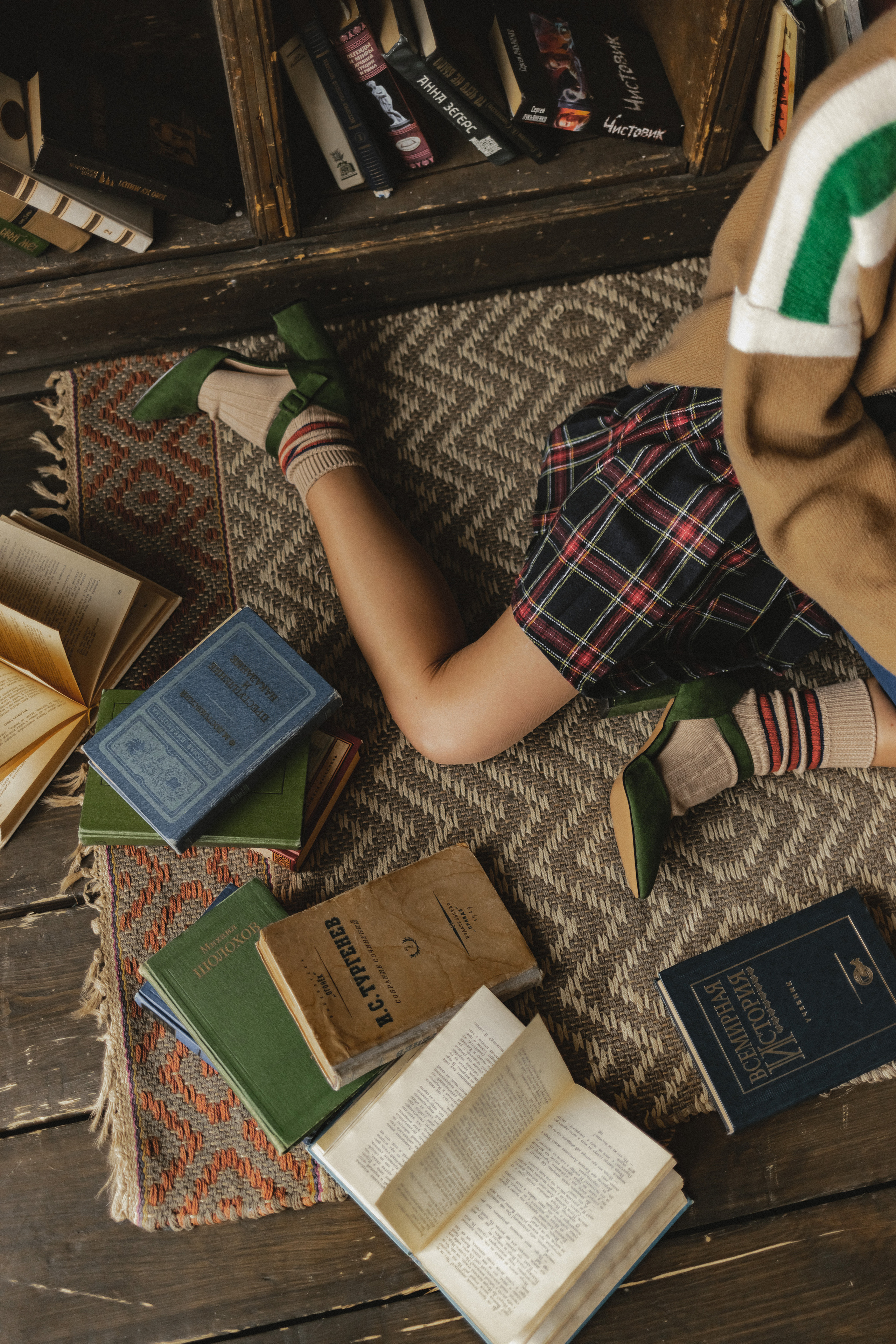 Кристина в поисках книг. Семейный фотограф в Москве