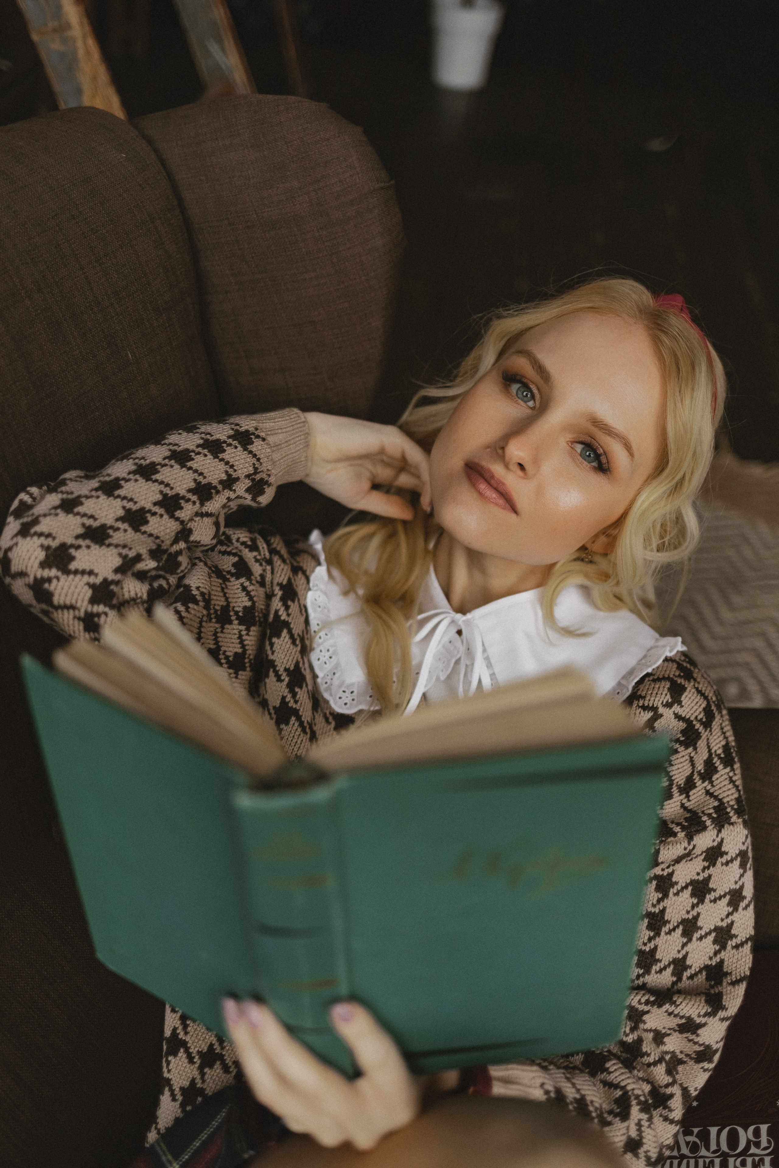 Кристина в поисках книг. Семейный фотограф в Москве