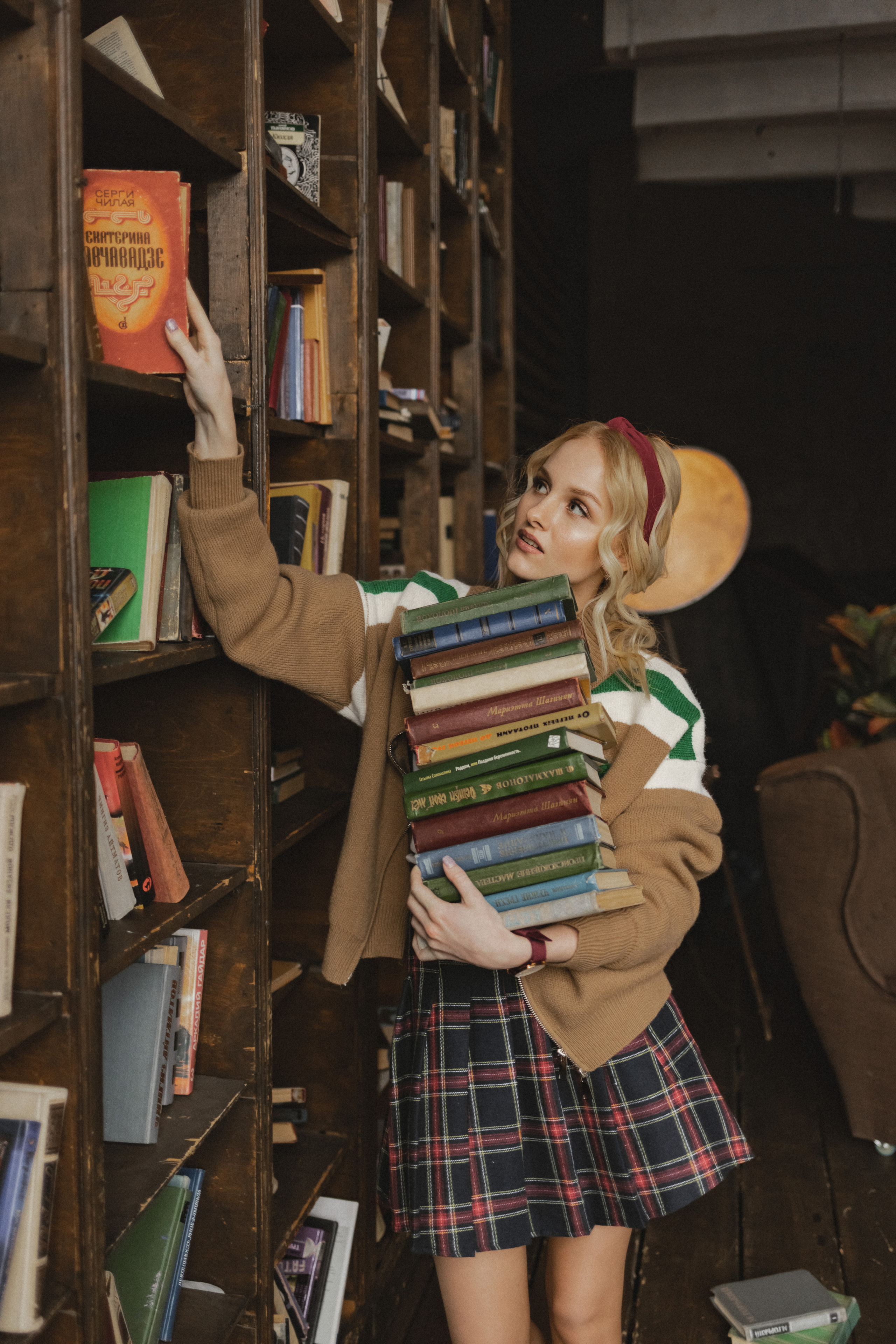 Кристина в поисках книг. Семейный фотограф в Москве