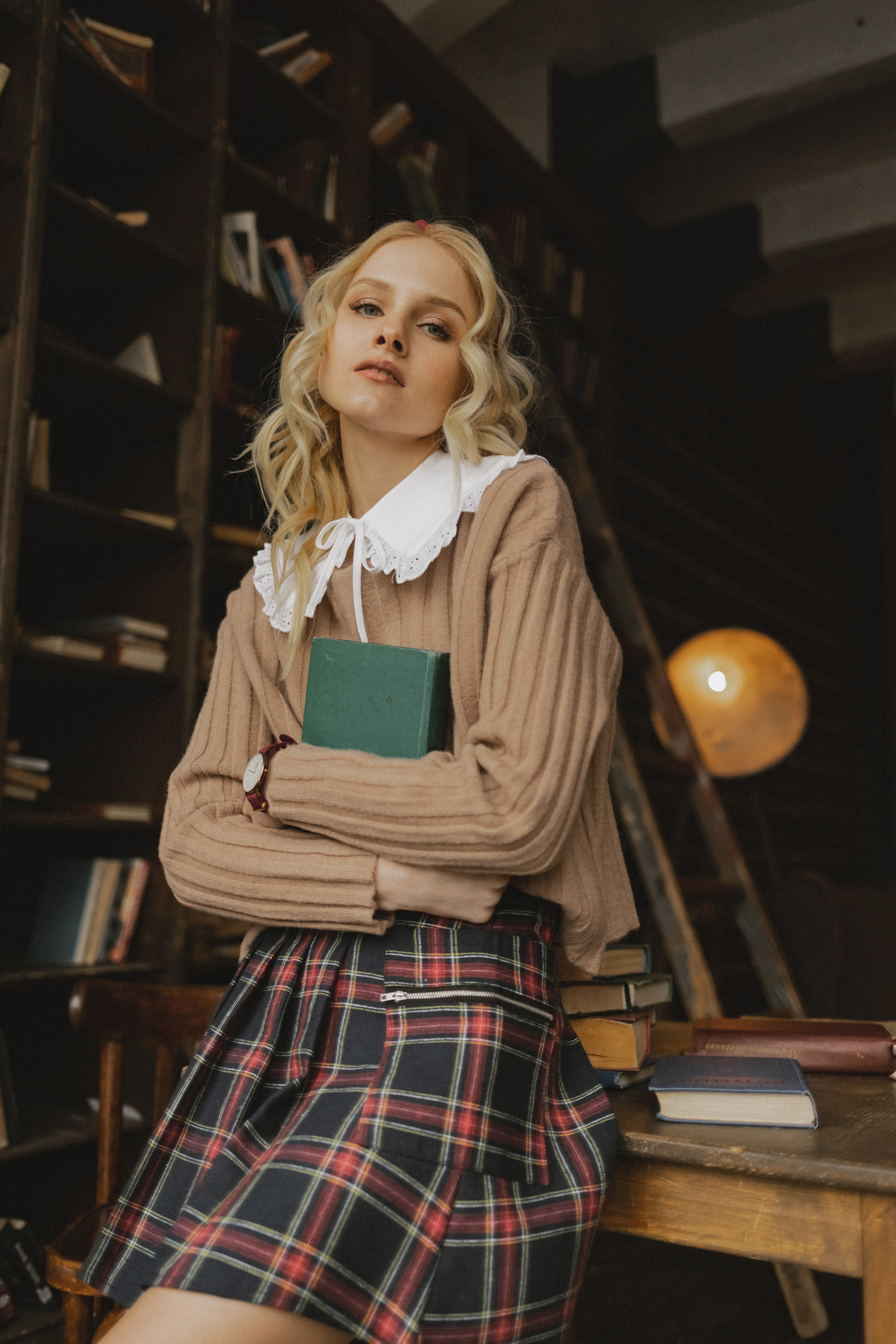 Кристина в поисках книг. Семейный фотограф в Москве