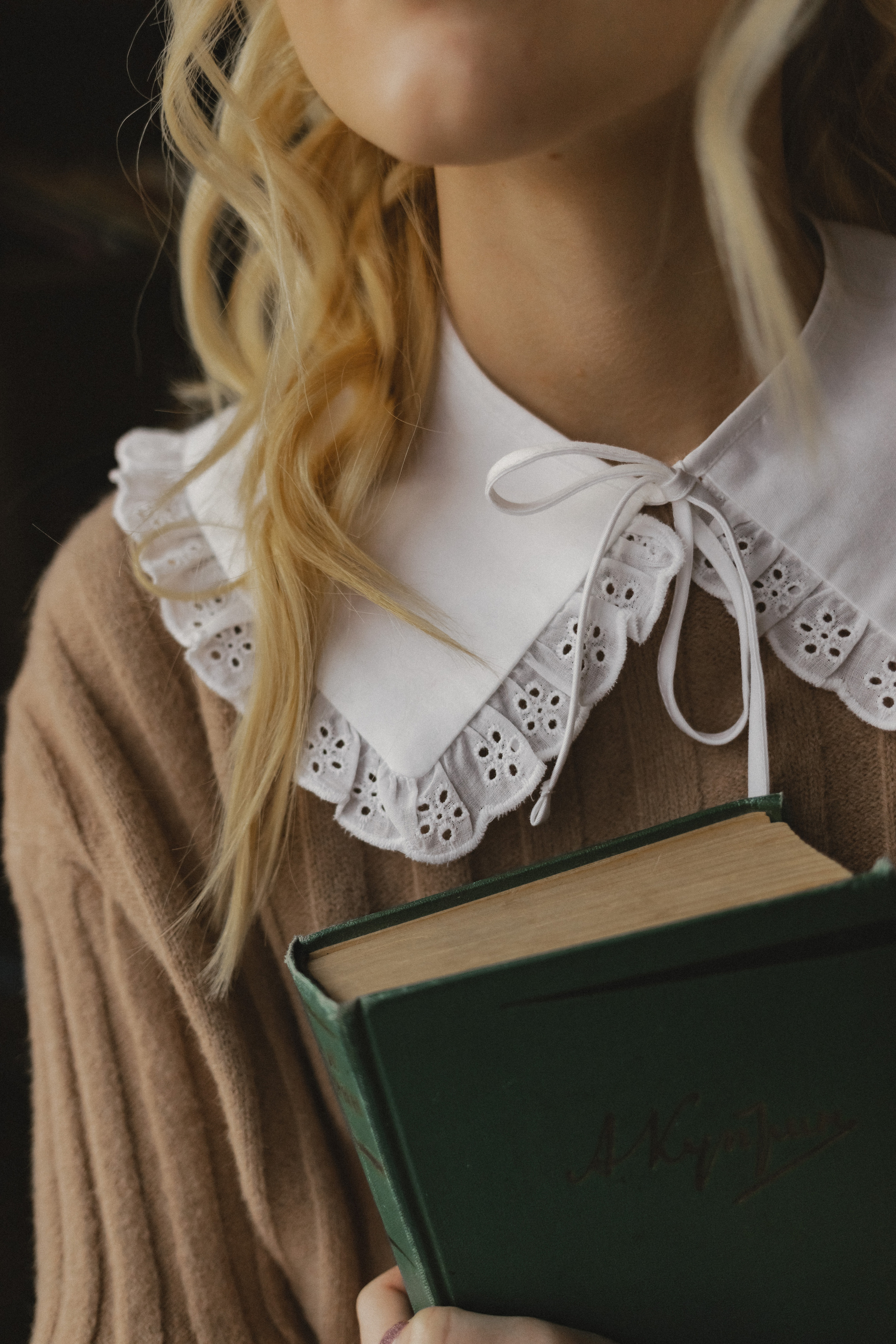 Кристина в поисках книг. Семейный фотограф в Москве